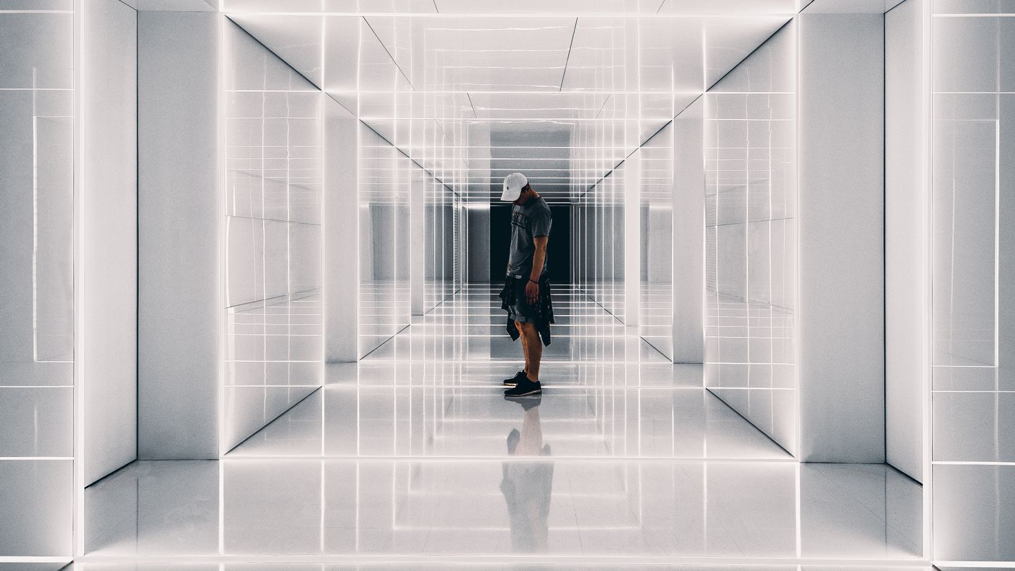 Кармический коридор 2024 год. Зеркальный коридор. Человек в зеркальной комнате. Стеклянный коридор. Человек в пространстве.