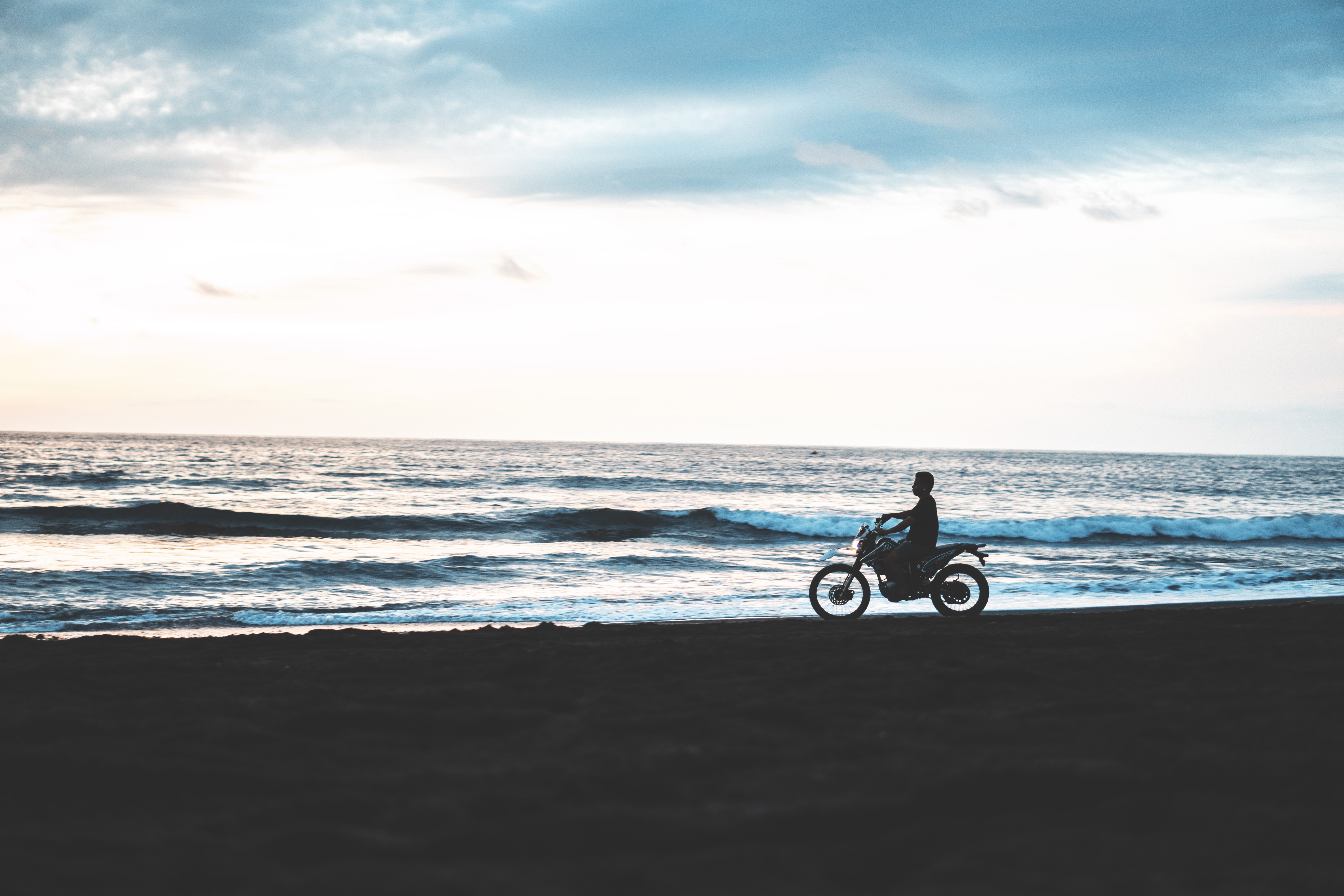 мотоцикл море