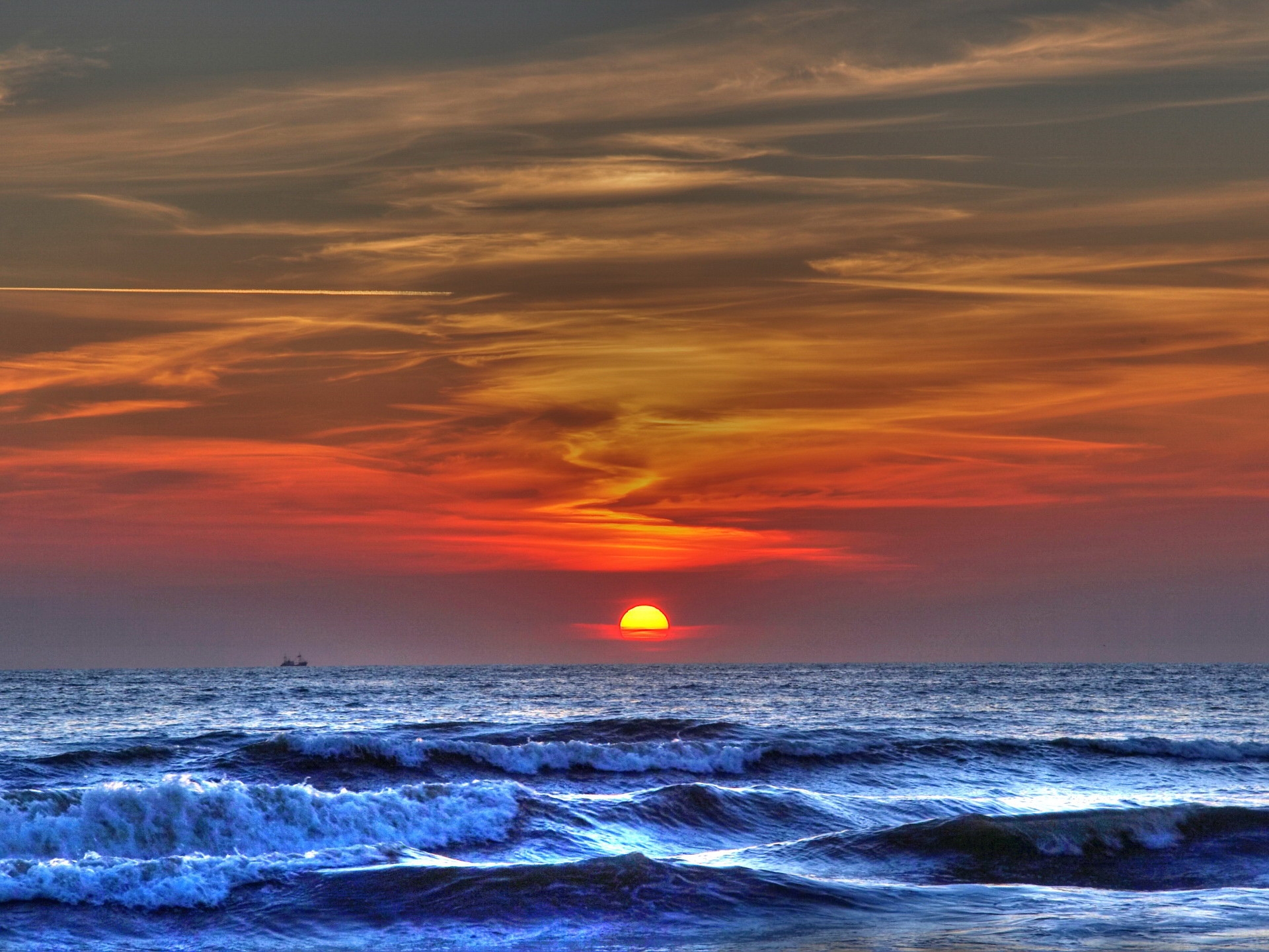 66290 Hintergrundbild herunterladen sturm, natur, sunset, sky, sea, sun, waves - Bildschirmschoner und Bilder kostenlos