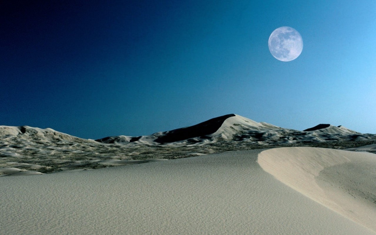 Скачать картинку Песок, Небо, Пустыня, Пейзаж, Луна в телефон бесплатно.