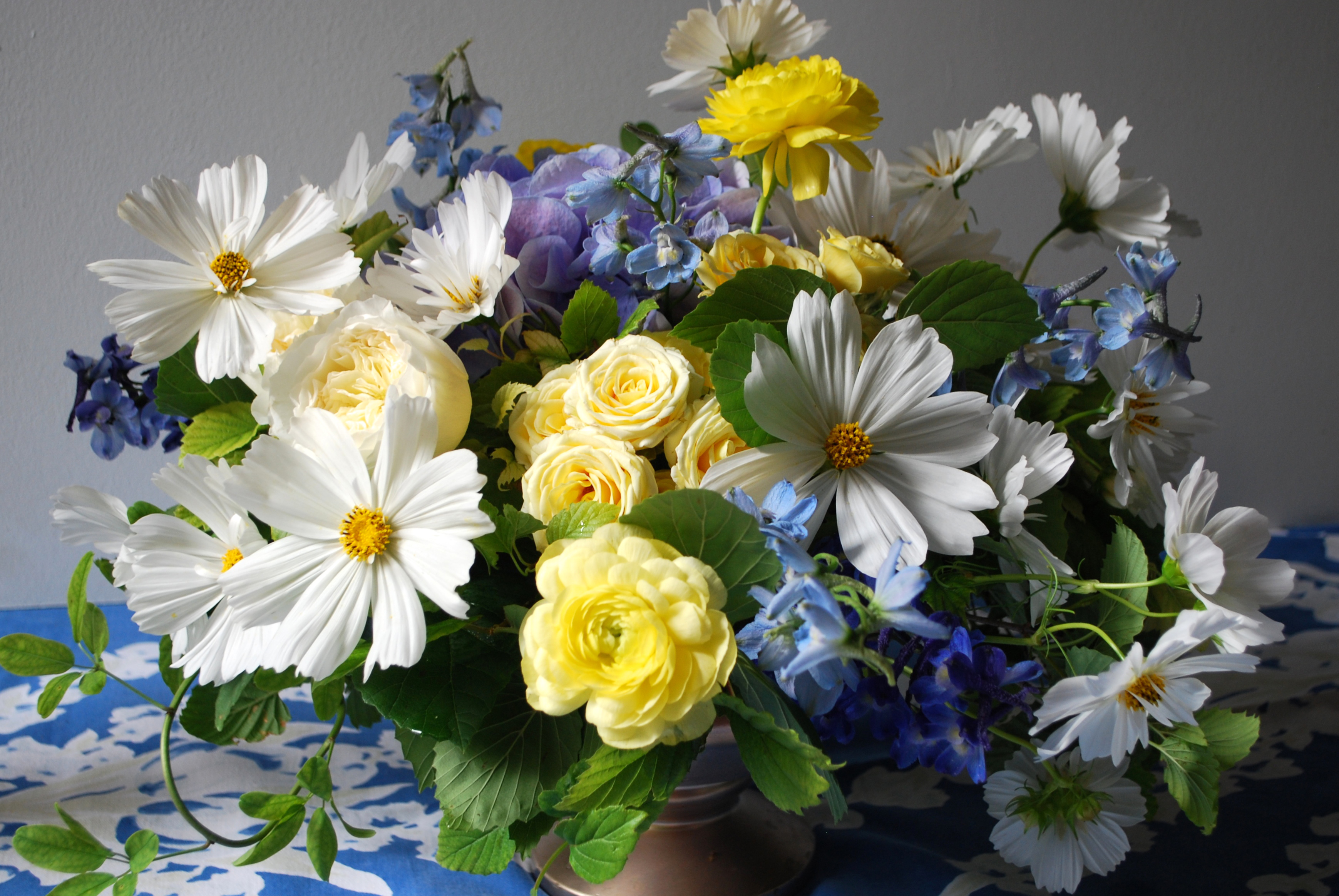 775417 免費下載壁紙 花束, 人造, 插花, 蓝花, 丰富多彩的, 波斯菊, 地球, 白色的花, 黄花 屏保和圖片