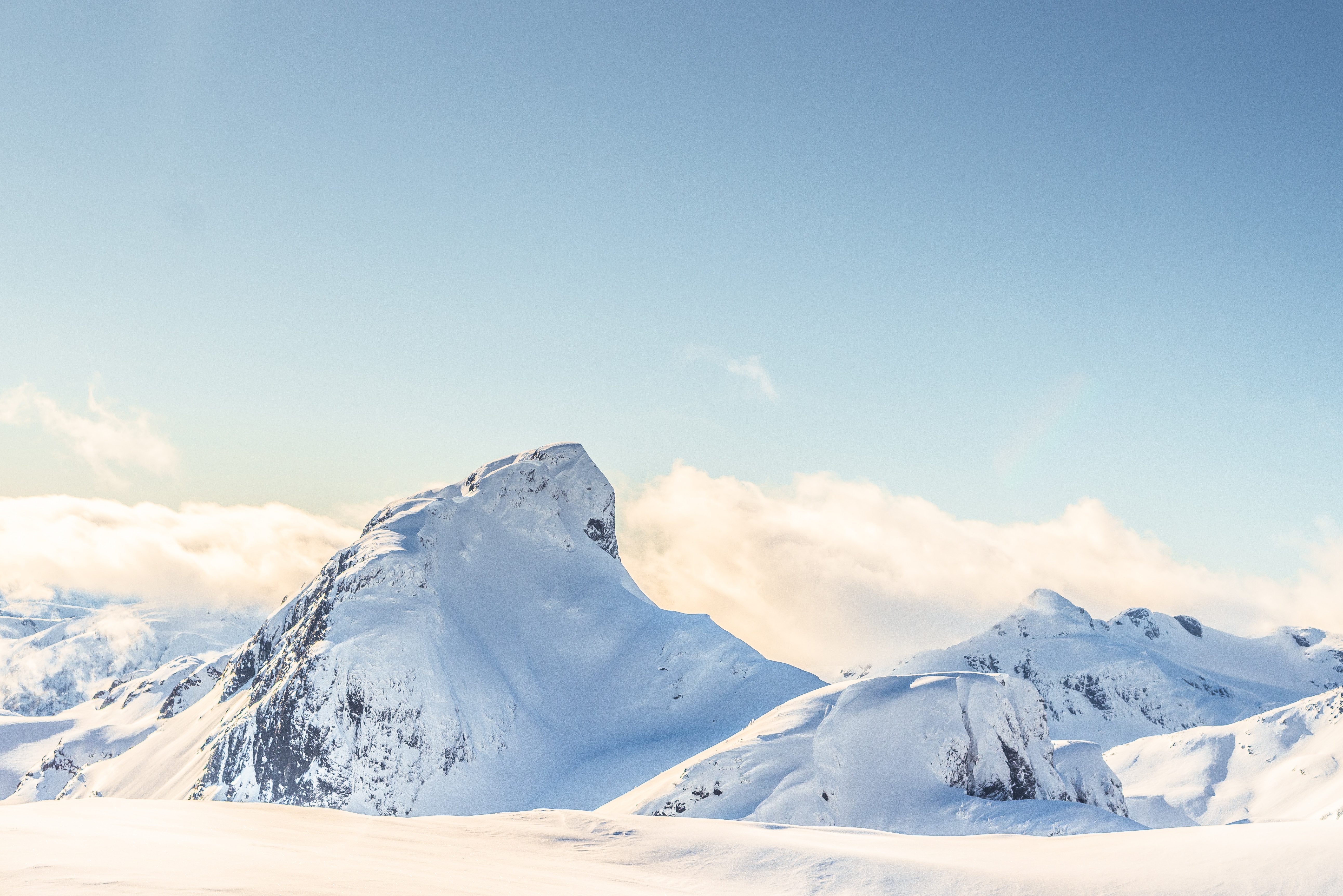 Handy-Wallpaper Natur, Clouds, Berg, Höhepunkt, Gipfel, Höhe, Schneebedeckt, Snowbound kostenlos herunterladen.