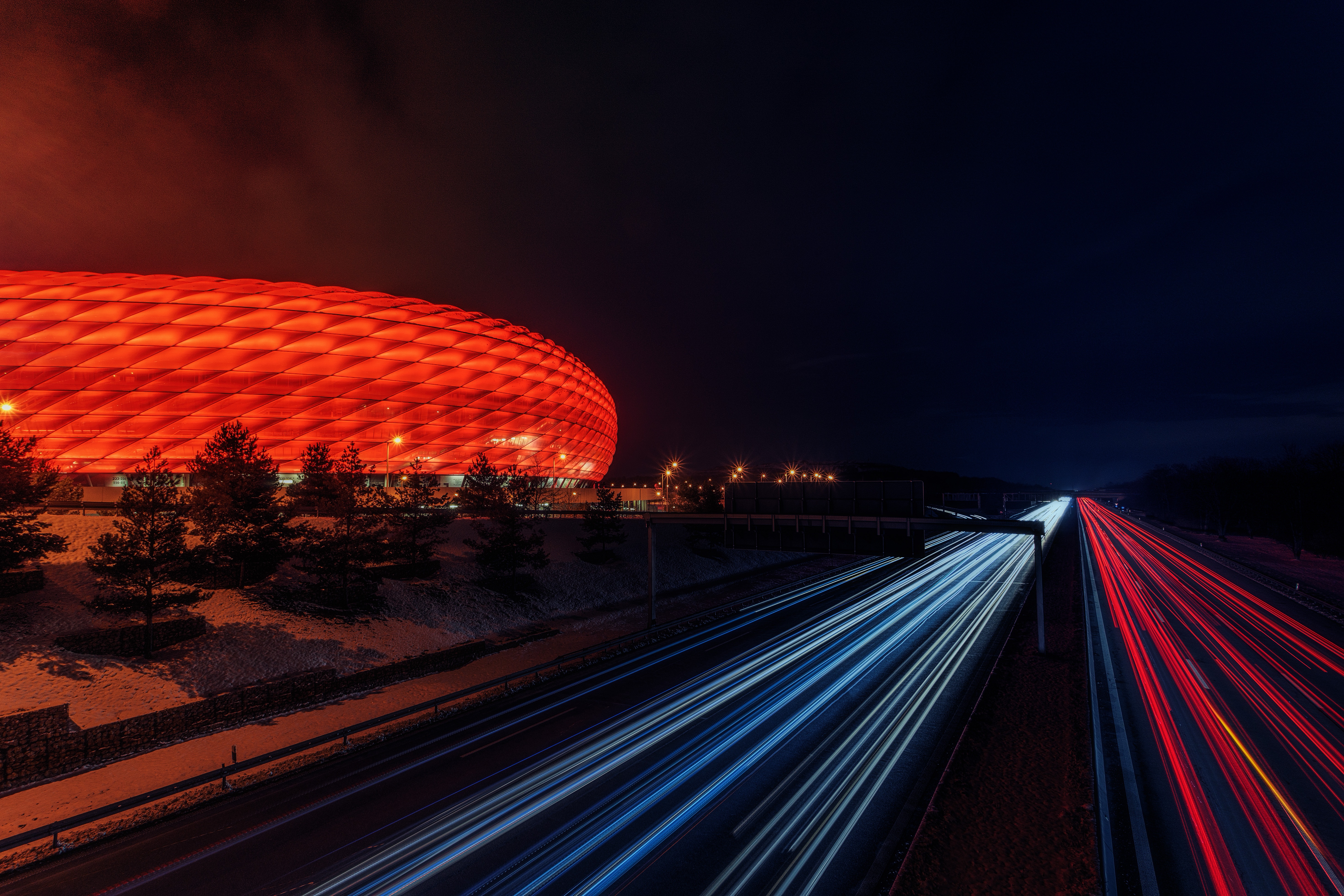 Стадион ночью. Альянц Арена Мюнхен. Ночной футбольный стадион. Футбольный стадион ночью.