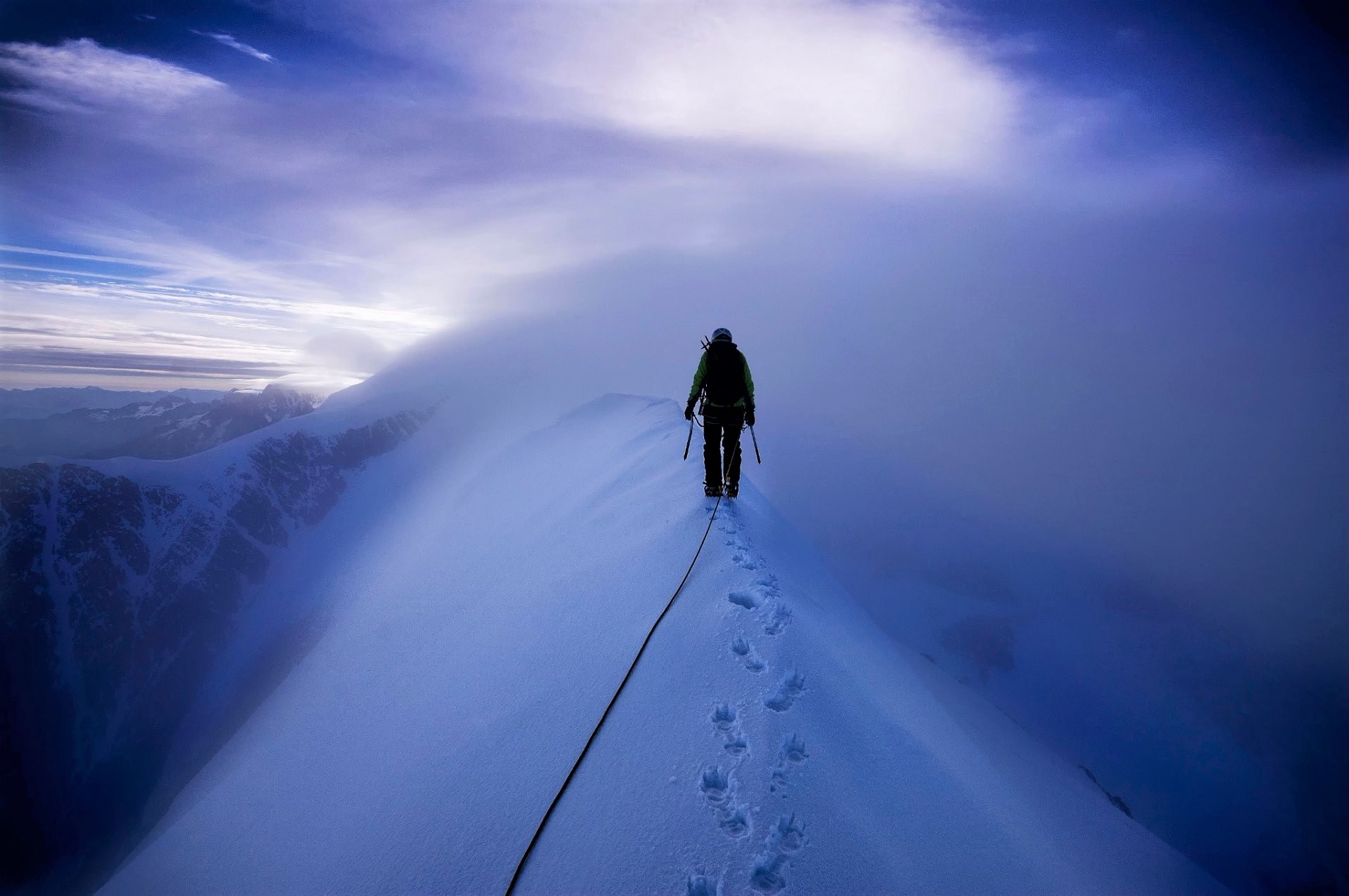 875761 скачать обои альпинизм, гора, виды спорта, туман, след, снег, зима - заставки и картинки бесплатно