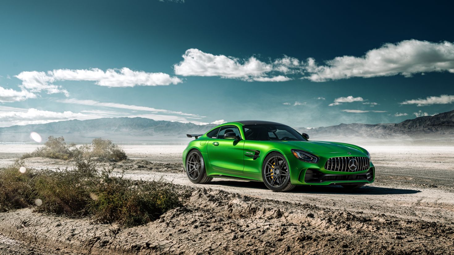 Зеленый автомобиль на дороге. Зеленая машина. Машина в пустыне. Mercedes Benz GTR обои. Mercedes AMG gt r Wallpaper.