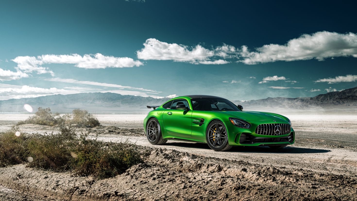 Green cars отзывы. Зеленая машина. Машина в пустыне. Mercedes Benz GTR обои. Mercedes AMG gt r Wallpaper.