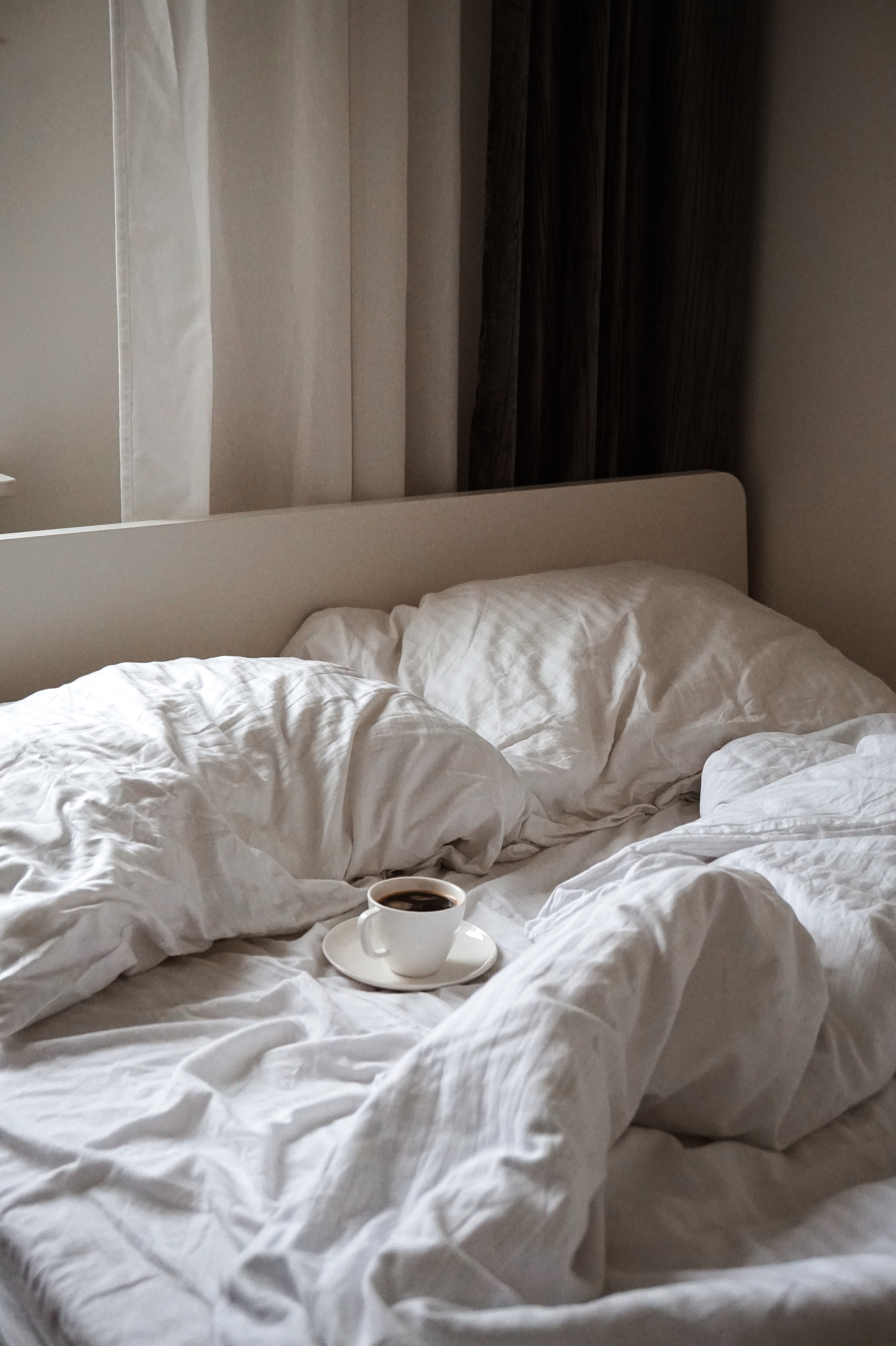 Handy-Wallpaper Sonstige, Tasse, Kissen, Bett, Verschiedenes, Eine Tasse, Coffee kostenlos herunterladen.