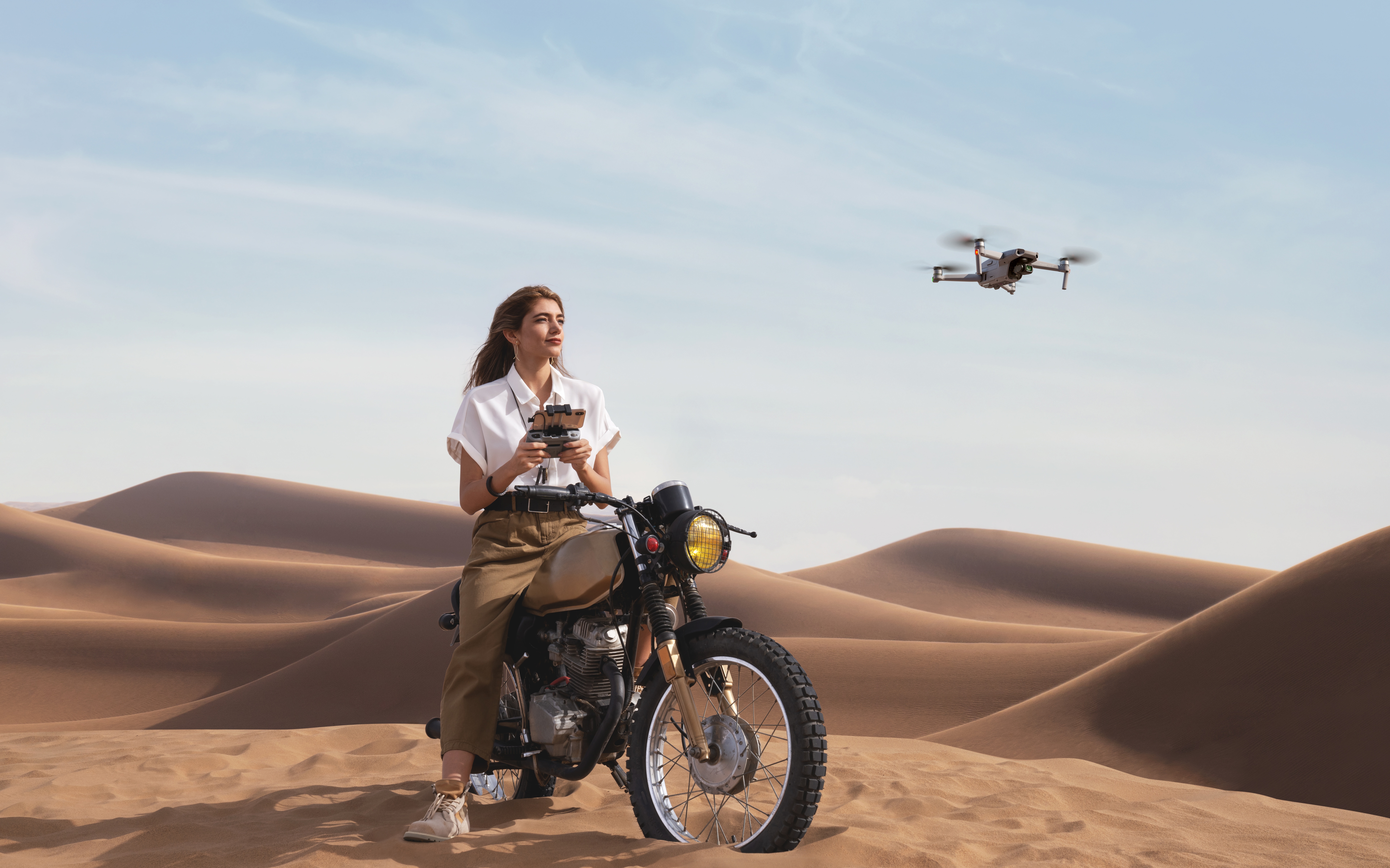 992553 скачать обои девушки и мотоциклы, женщины, пустыня, дрон, дюна, модель, мотоцикл, песок - заставки и картинки бесплатно