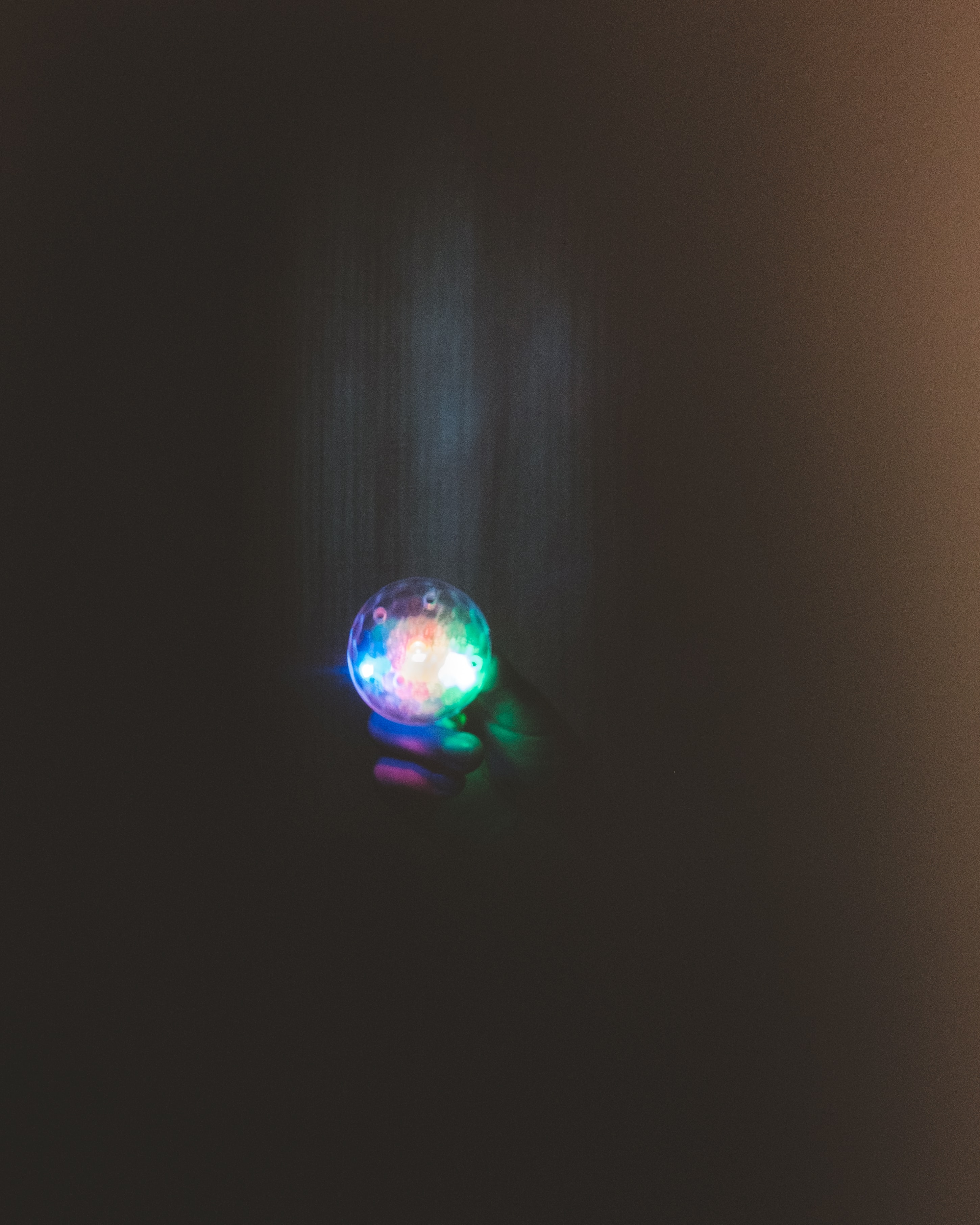 Free download wallpaper Ball, Glow, Hand, Dark on your PC desktop