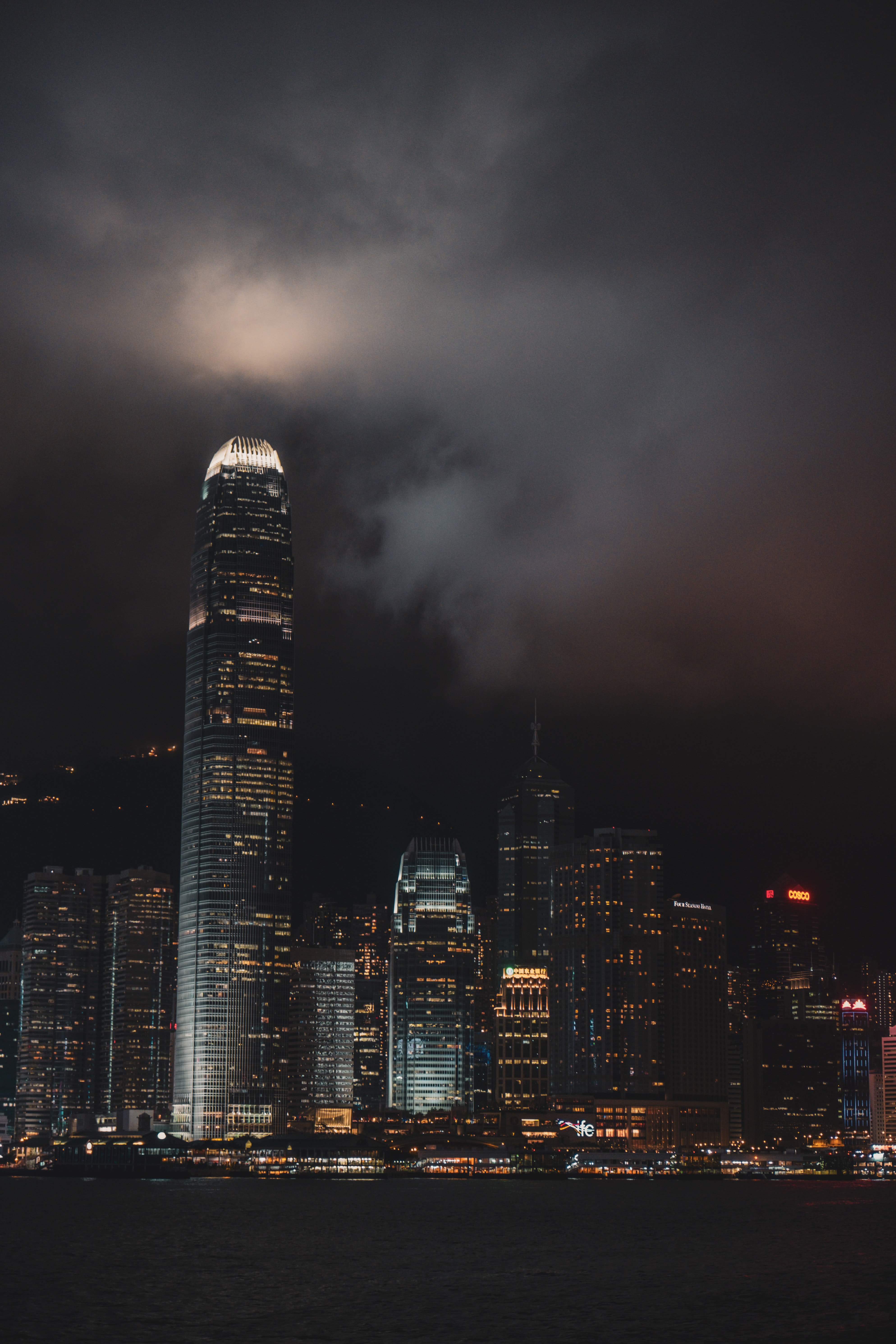 126453 Hintergrundbild herunterladen nächtliche stadt, städte, wolkenkratzer, die lichter, lichter, night city, hongkong, sonderverwaltungsregion hongkong - Bildschirmschoner und Bilder kostenlos