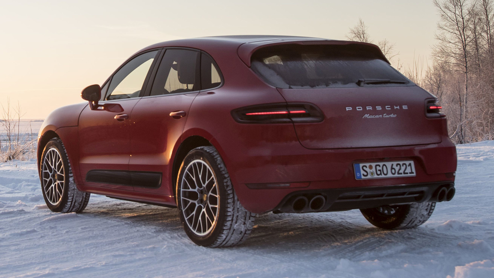 Porsche Macan Turbo красный