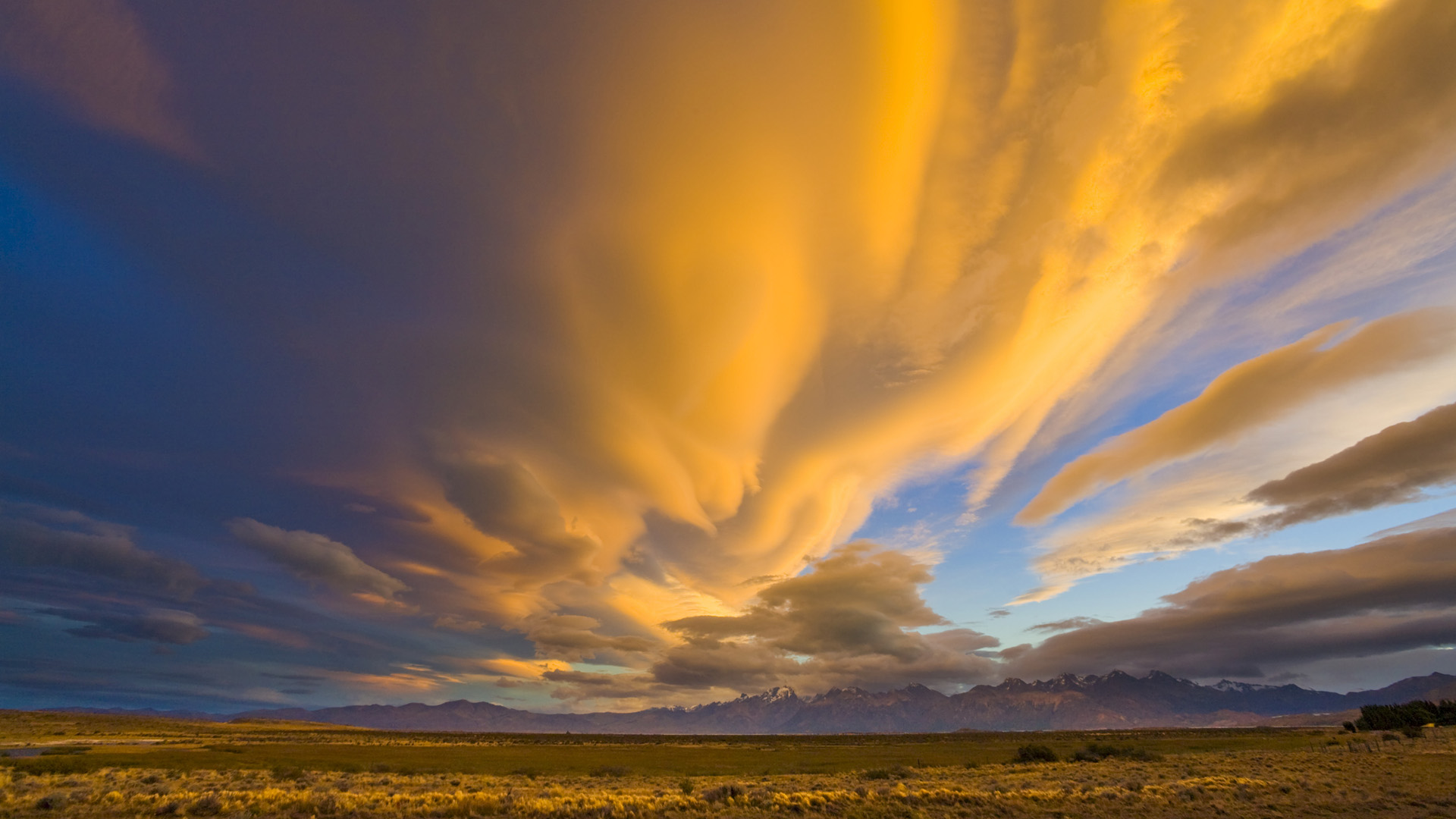 Golden clouds. Небо. Облака. Желтые облака.