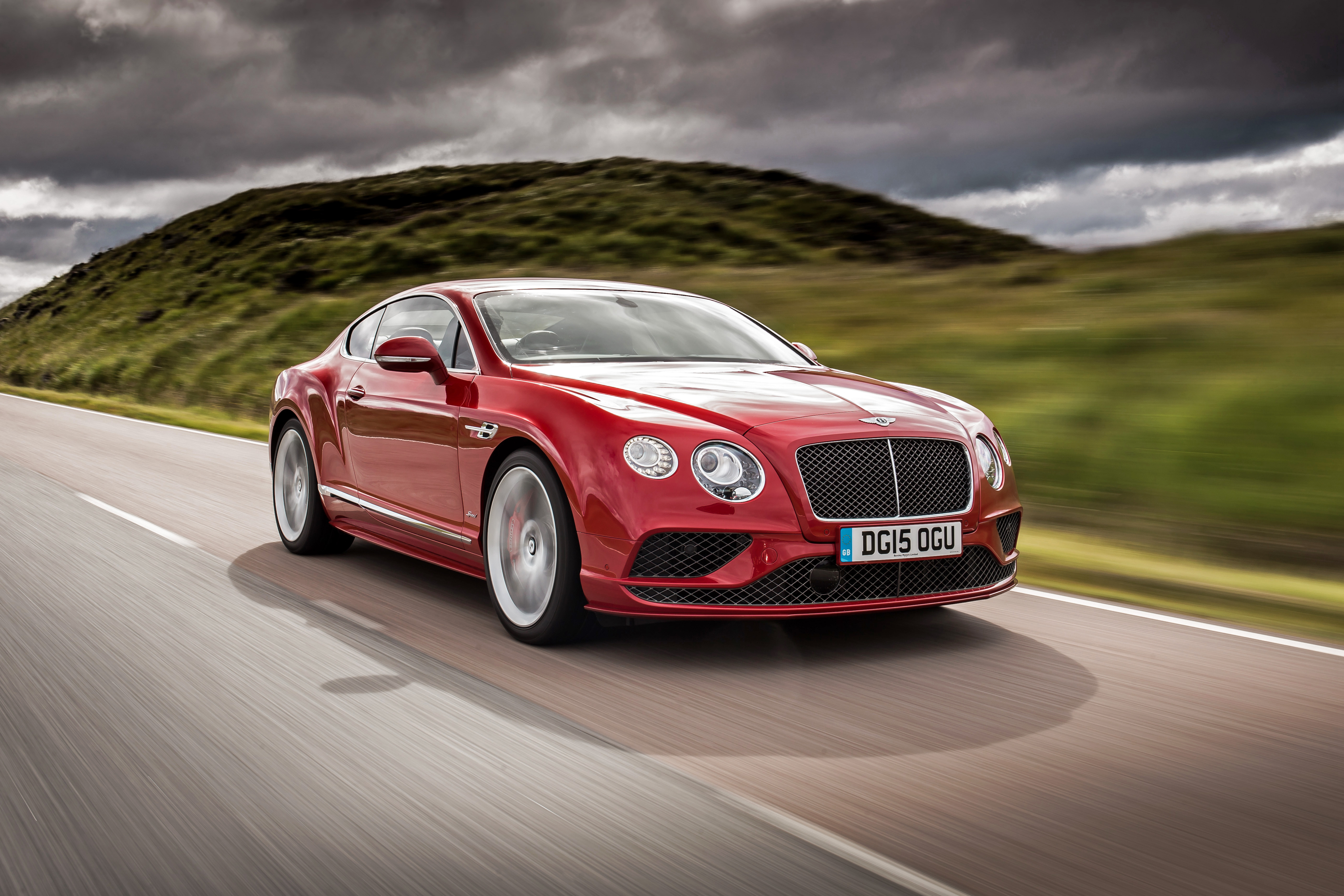 Едет красная машина. Бентли Континенталь ГТ 2015. Bentley Continental gt. Bentley Continental gt 2015. Бентли Континенталь gt Speed.