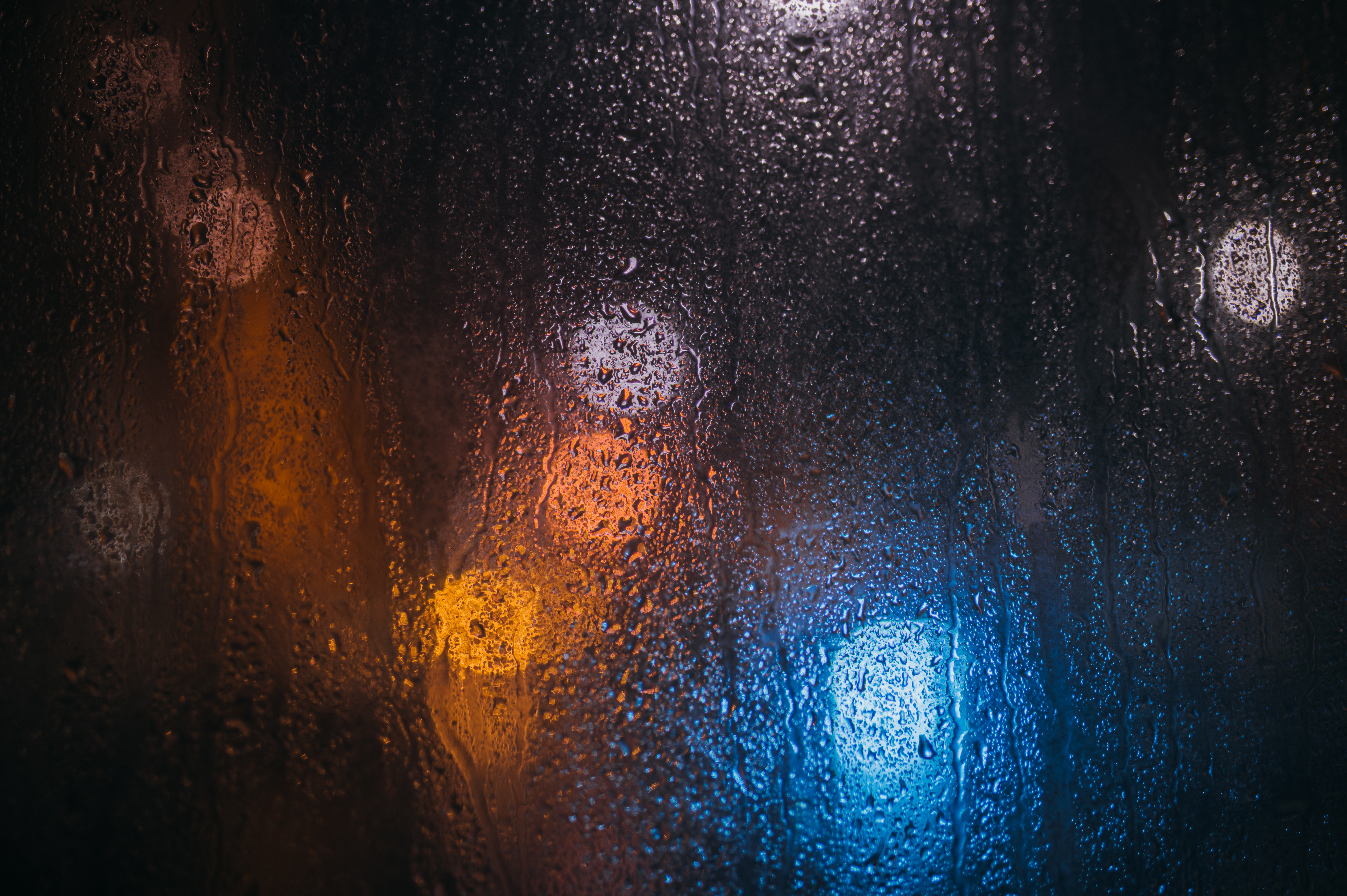 Handy-Wallpaper Lichter, Die Lichter, Unschärfe, Verwischen, Drops, Glas, Makro, Regen kostenlos herunterladen.