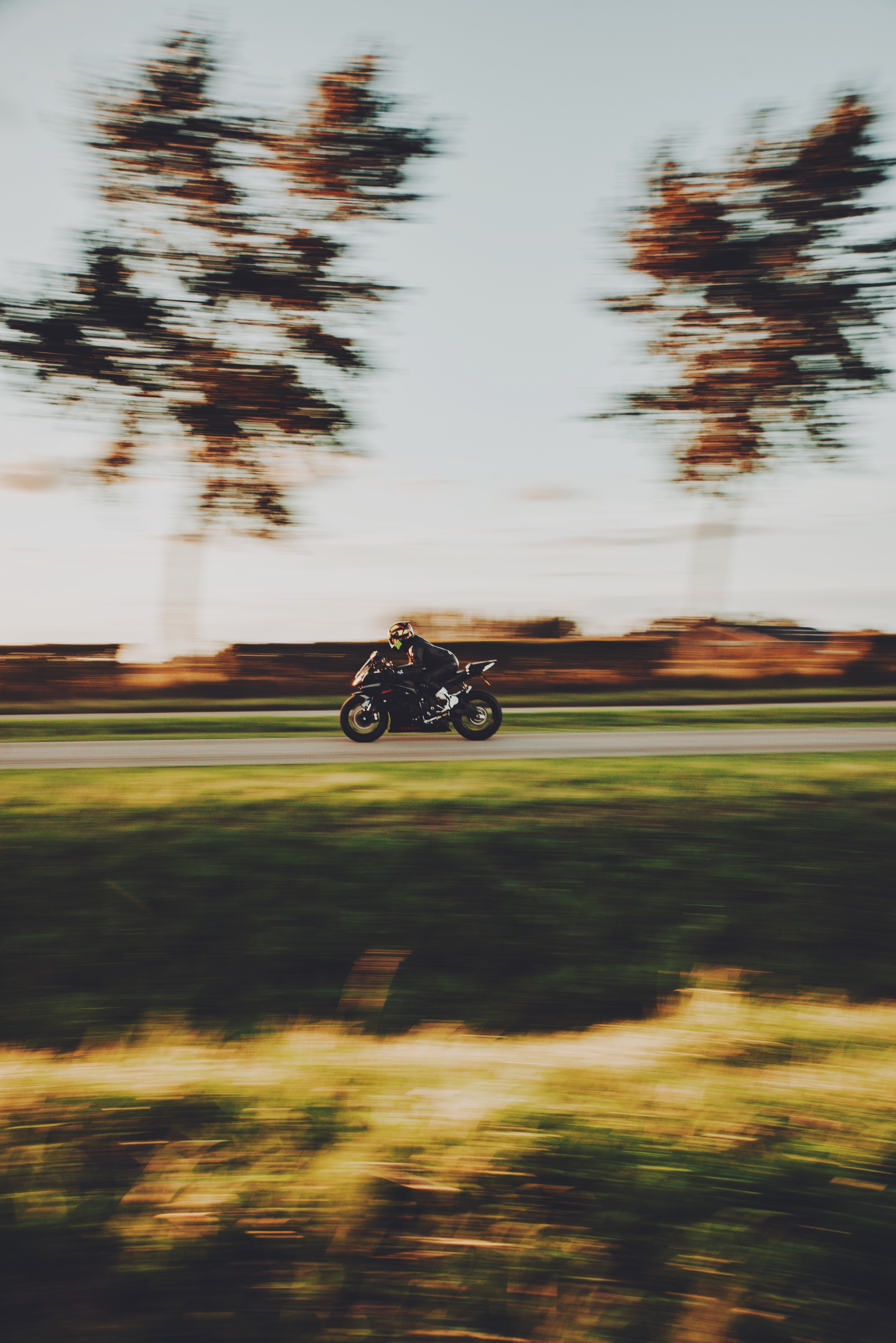 112091 descargar imagen motocicletas, casco, tráfico, movimiento, motociclista, motocicleta, bicicleta: fondos de pantalla y protectores de pantalla gratis