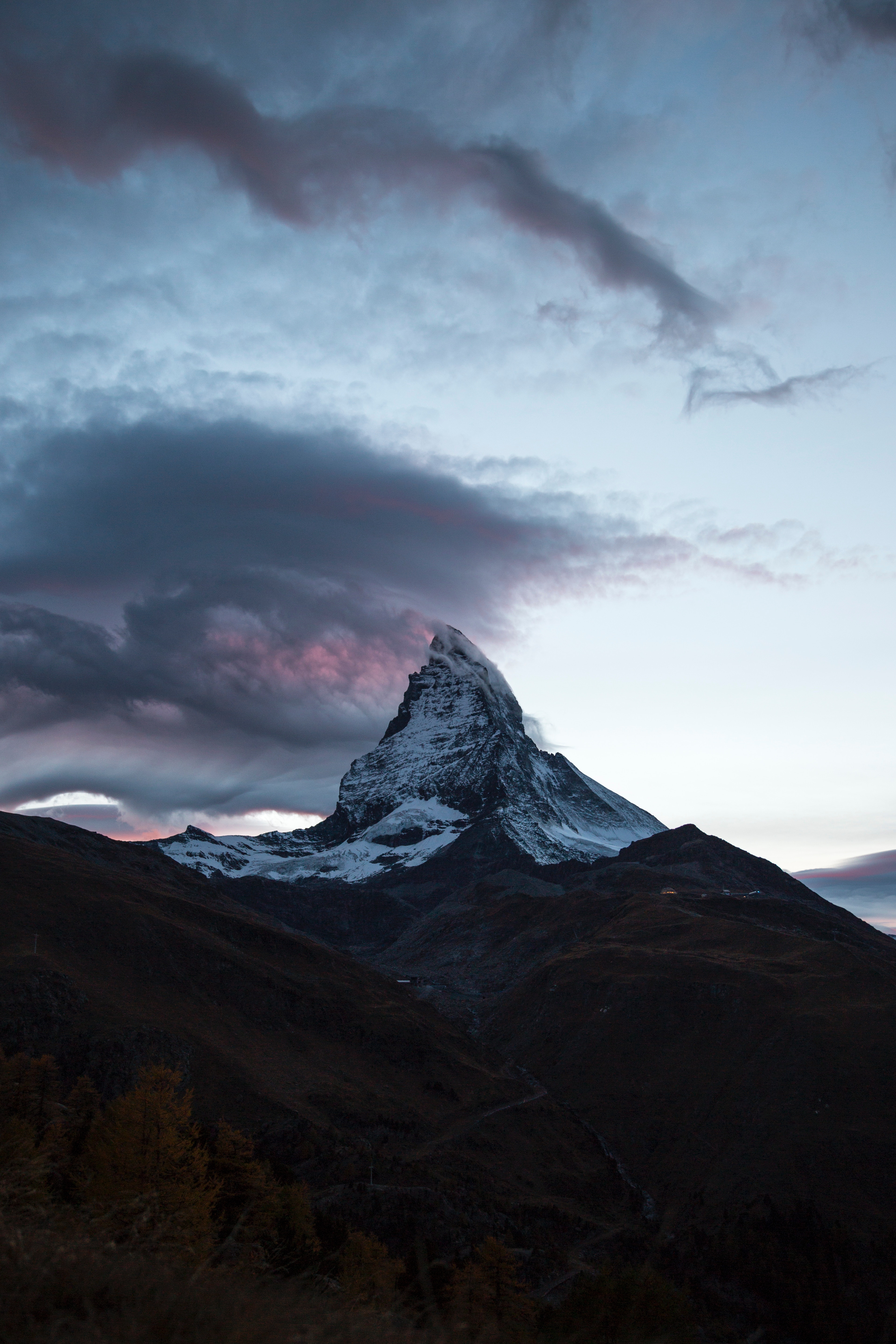 Скачать картинку Швейцария, Облака, Вершина, Природа, Гора в телефон бесплатно.
