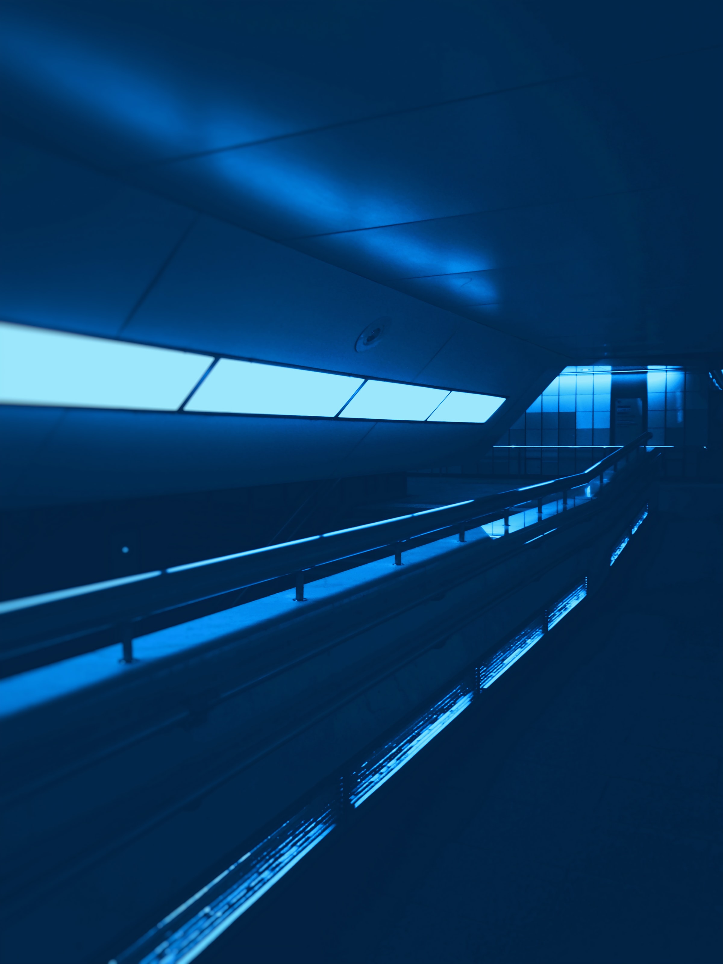 106508 скачать картинку тоннель, темные, свет, темный, подсветка, коридор - обои и заставки бесплатно