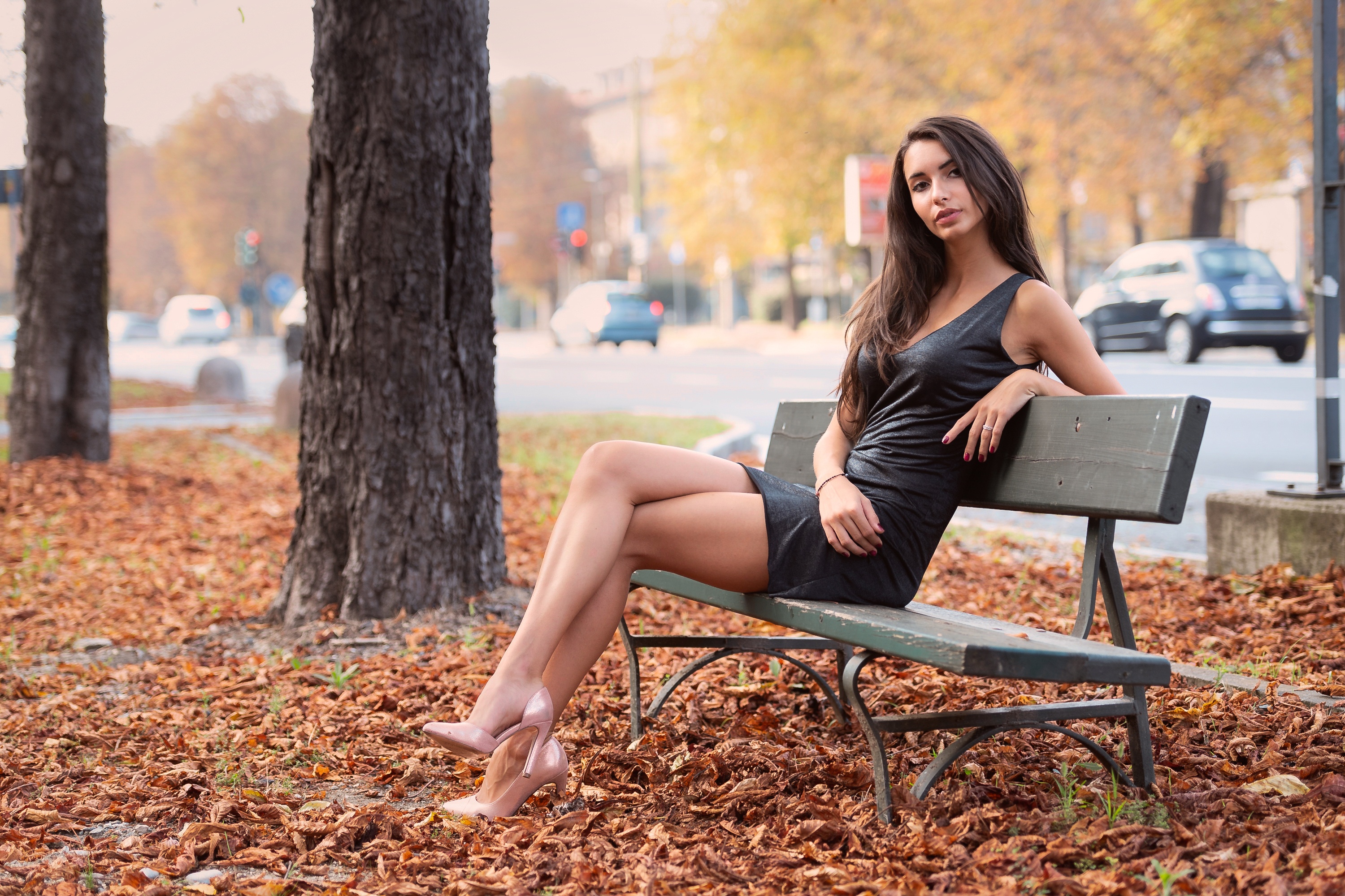 Девушка на скамейке в парке фото