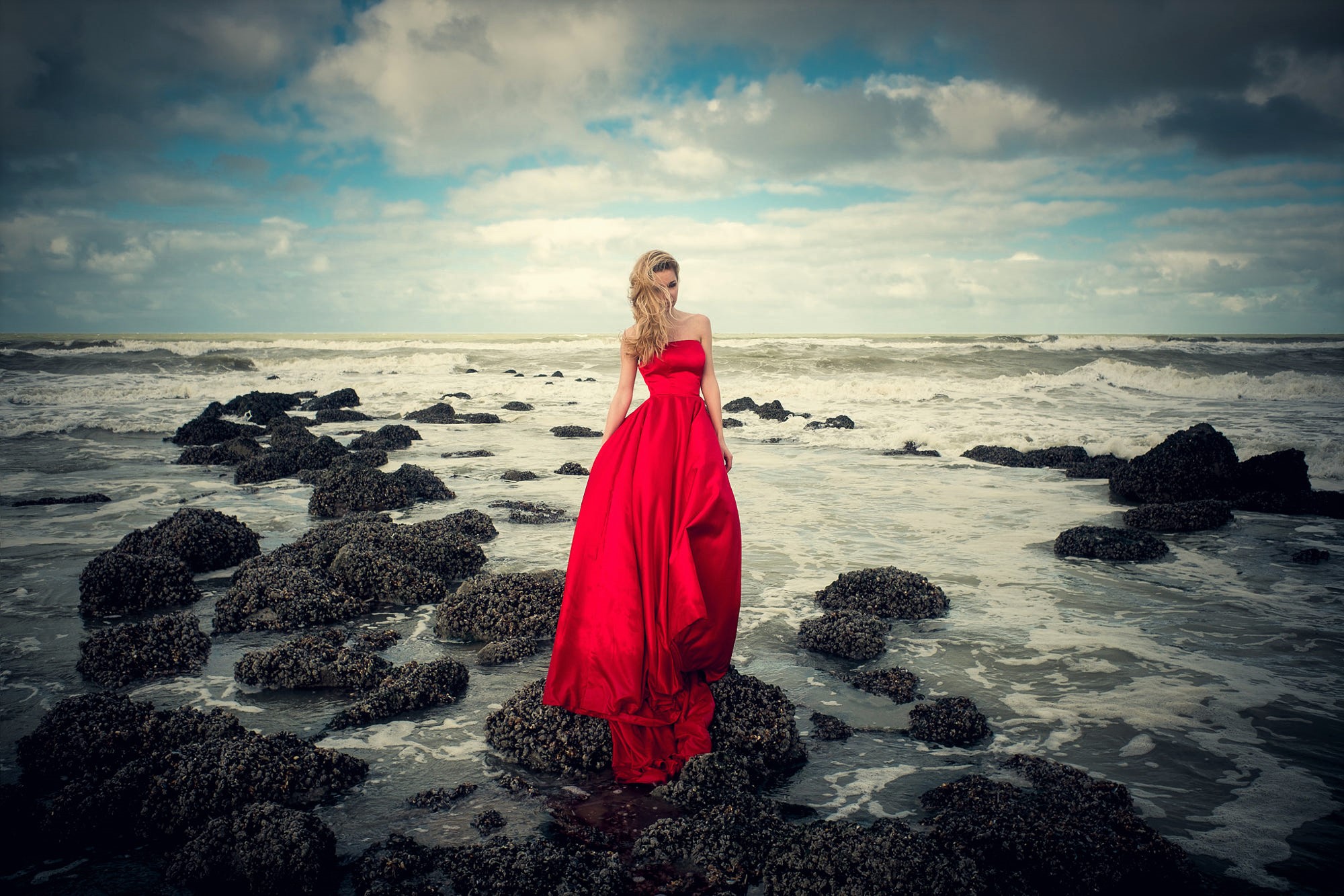 Фото девушка в море в платье
