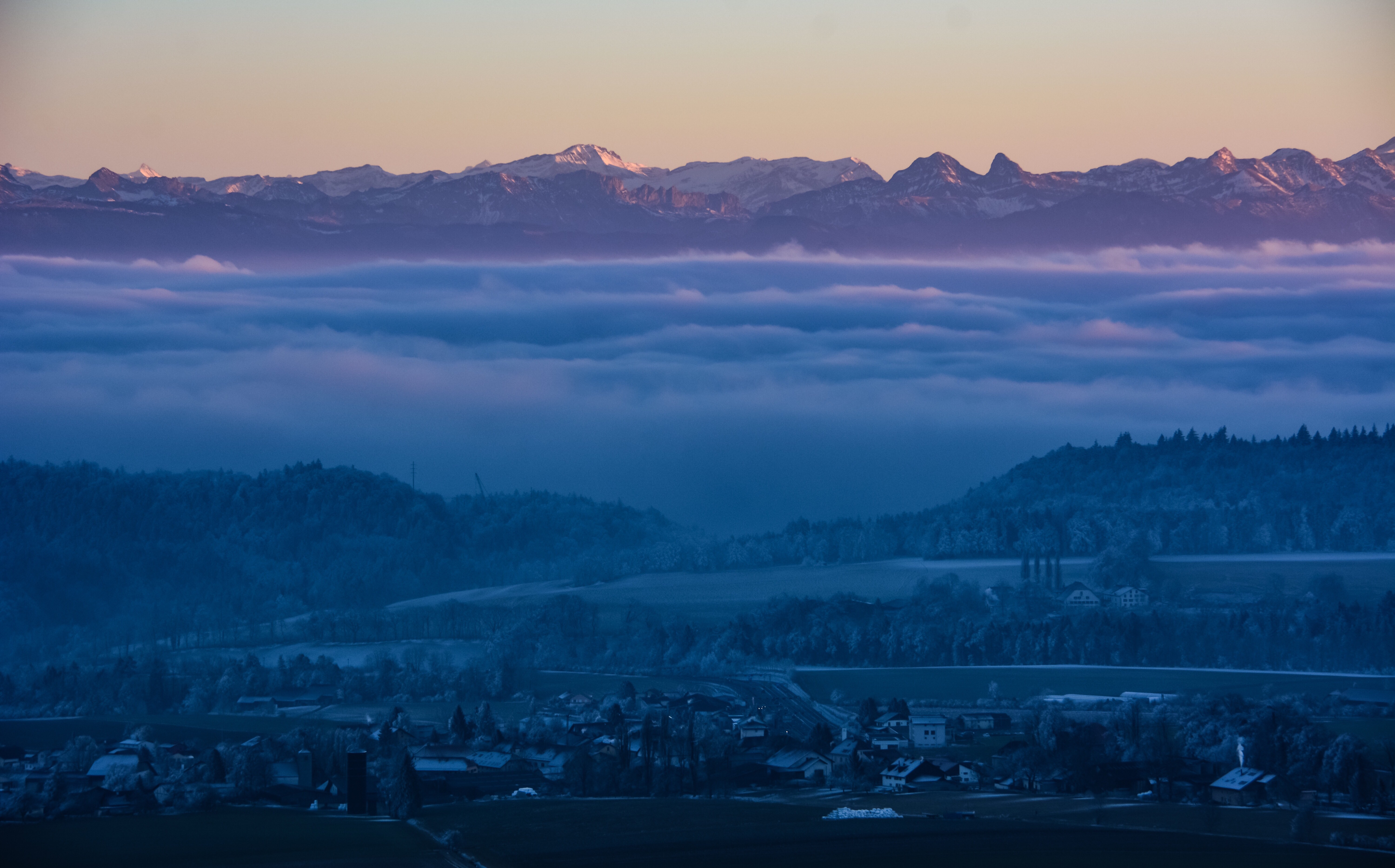 133621 Hintergrundbild herunterladen nebel, winter, natur, sky, mountains, dämmerung, twilight, schweiz - Bildschirmschoner und Bilder kostenlos