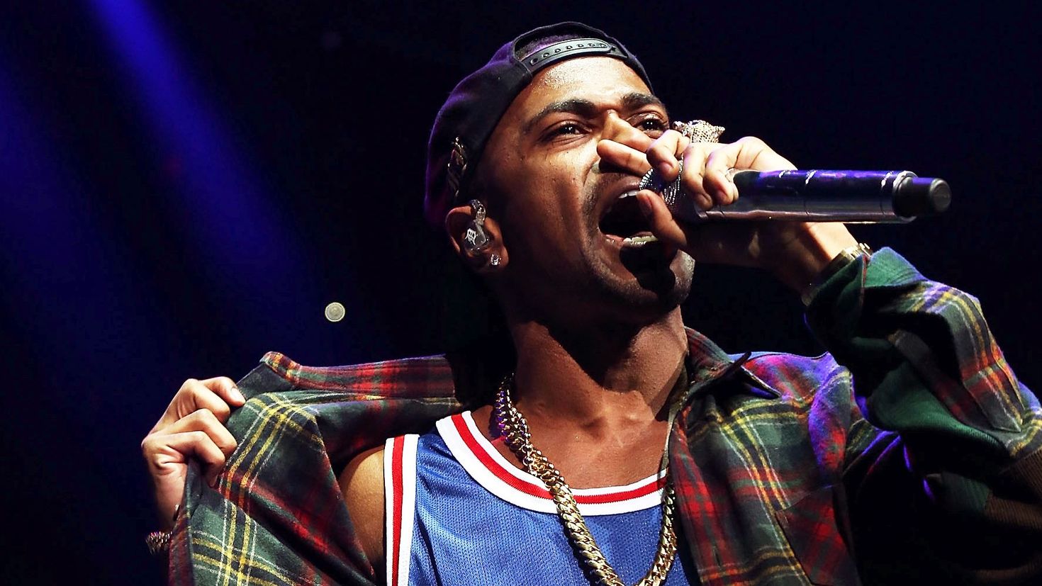 Музыка bigger. Big Sean Singer. Певец в больших одеждах. Американский певец который много курит. Певец с огромными кулаками.