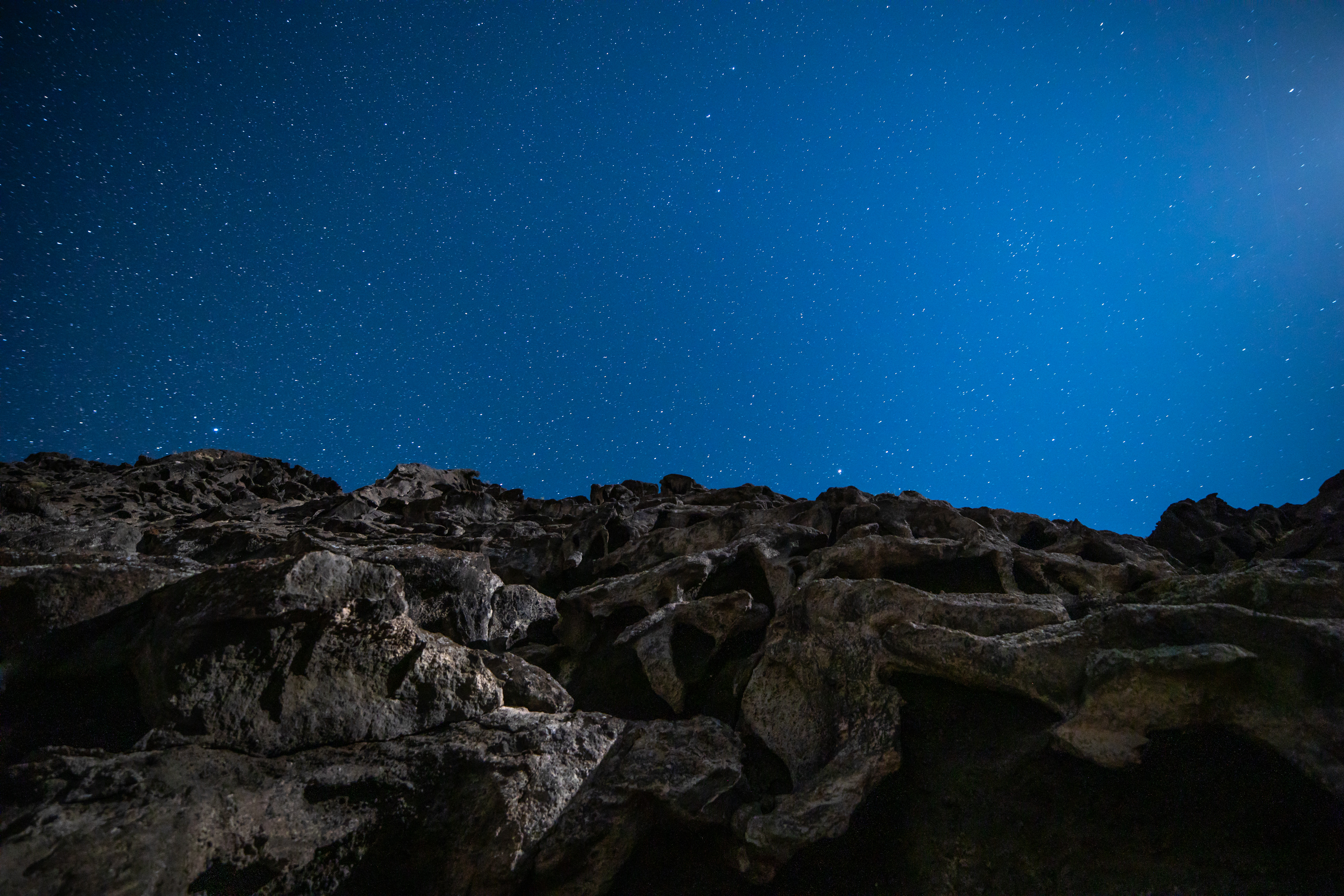 Night stone. Камни ночью. Камень ночное небо. Камень звездное небо. Скалы ночью.