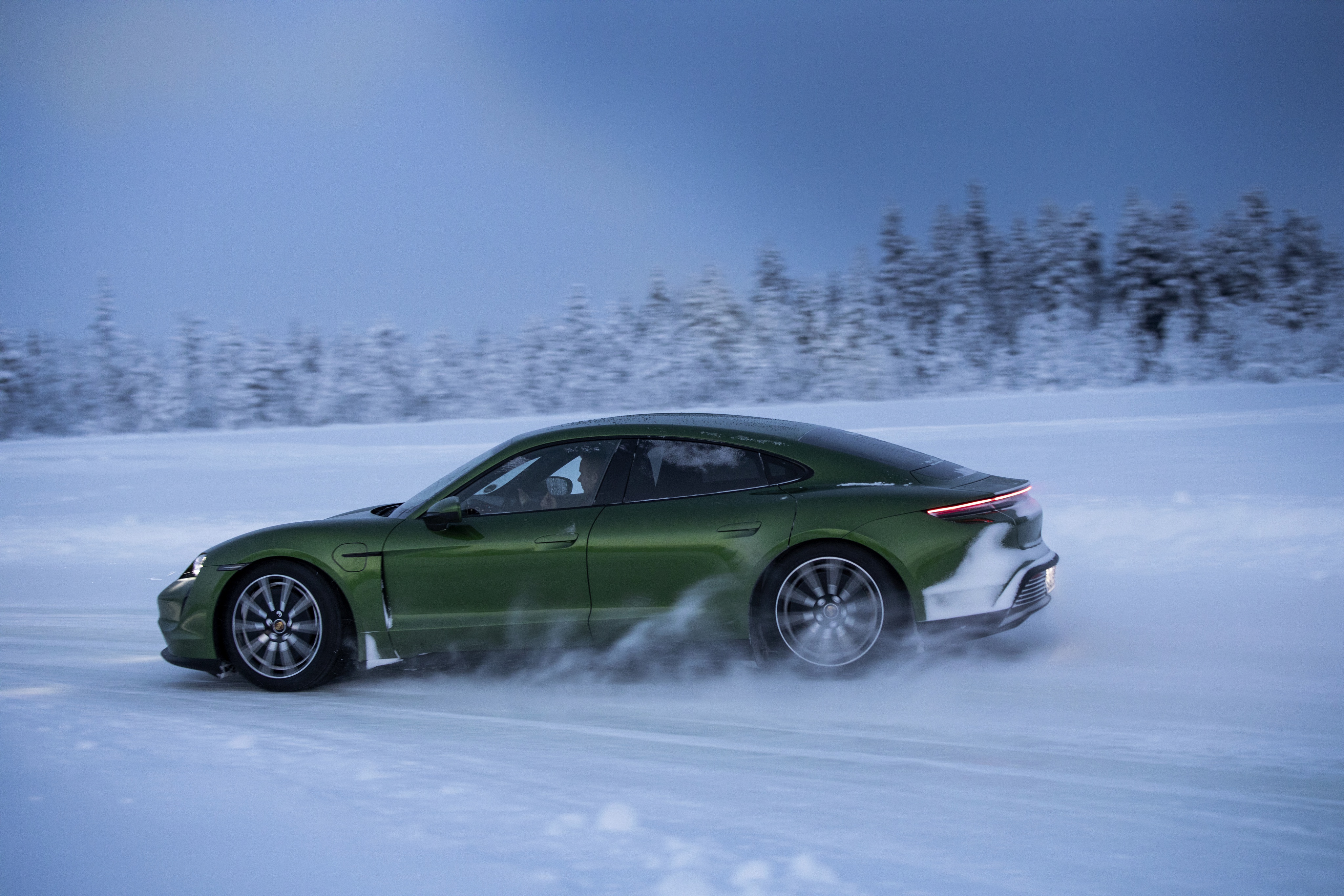 Porsche 911 Winter Snow вертикально