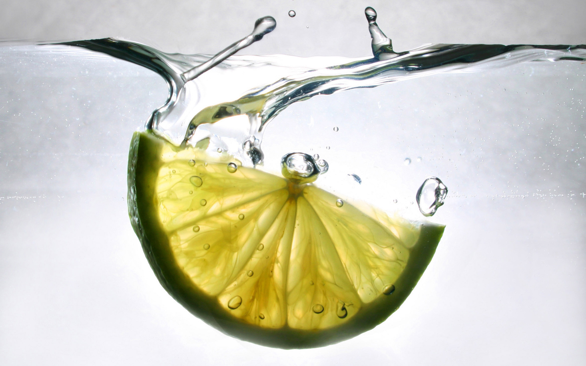 Лимон лайм в воде