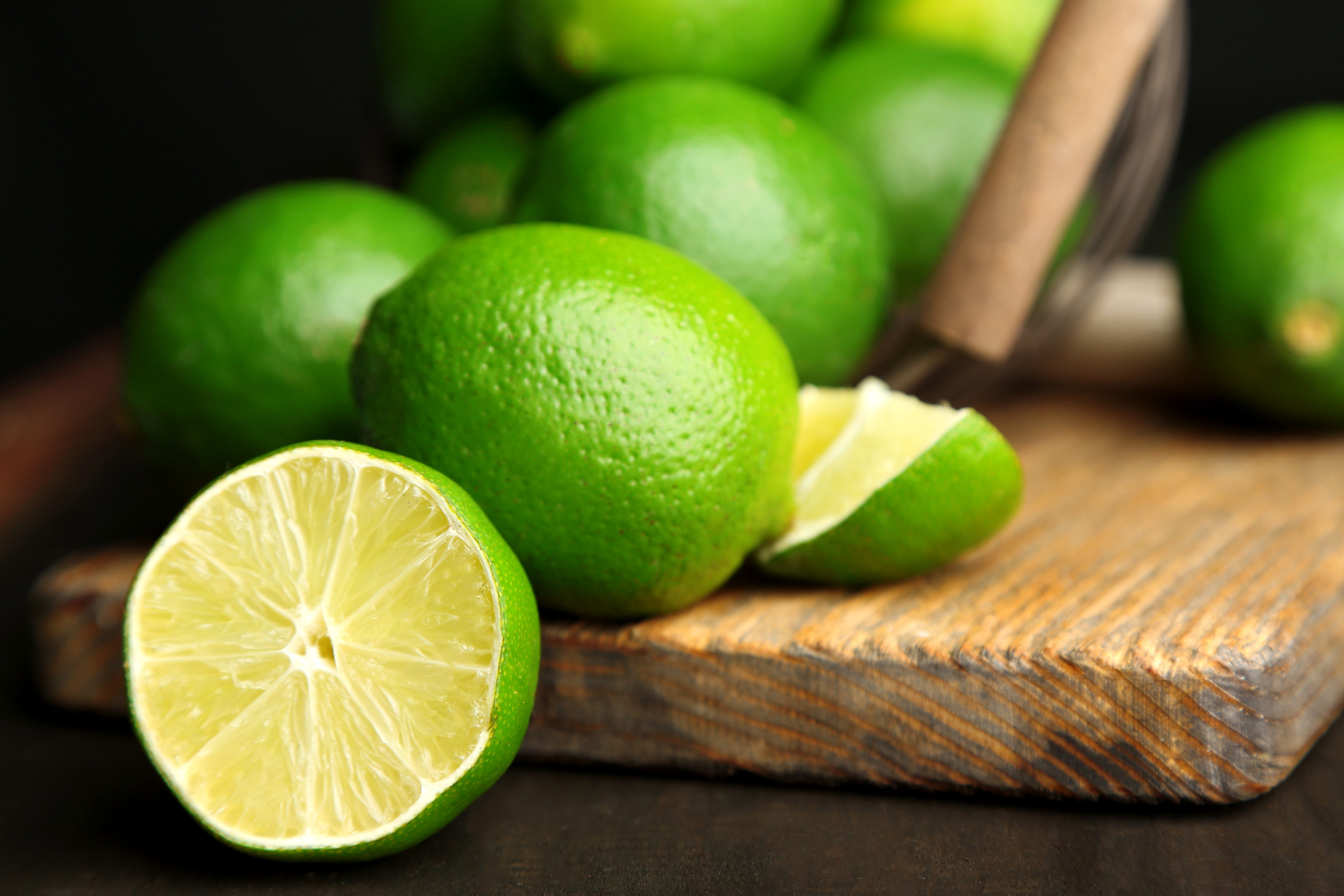 Сочный зеленый цвет. Лайм цитрус. Лайм и зеленый лимон. Lime лайм. Лайм,лимон и цитрус.