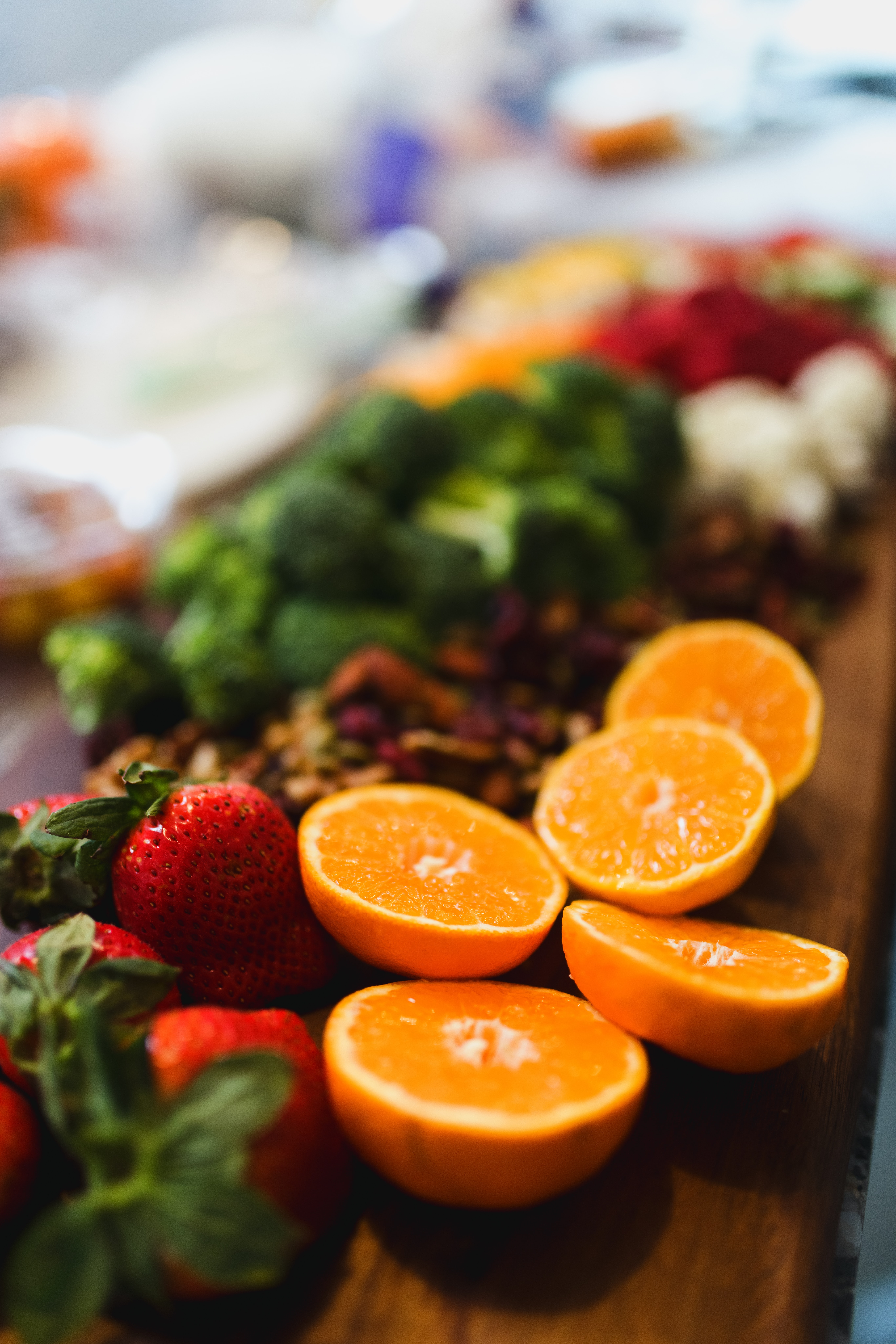 Handy-Wallpaper Lebensmittel, Oranges, Obst, Erdbeere kostenlos herunterladen.