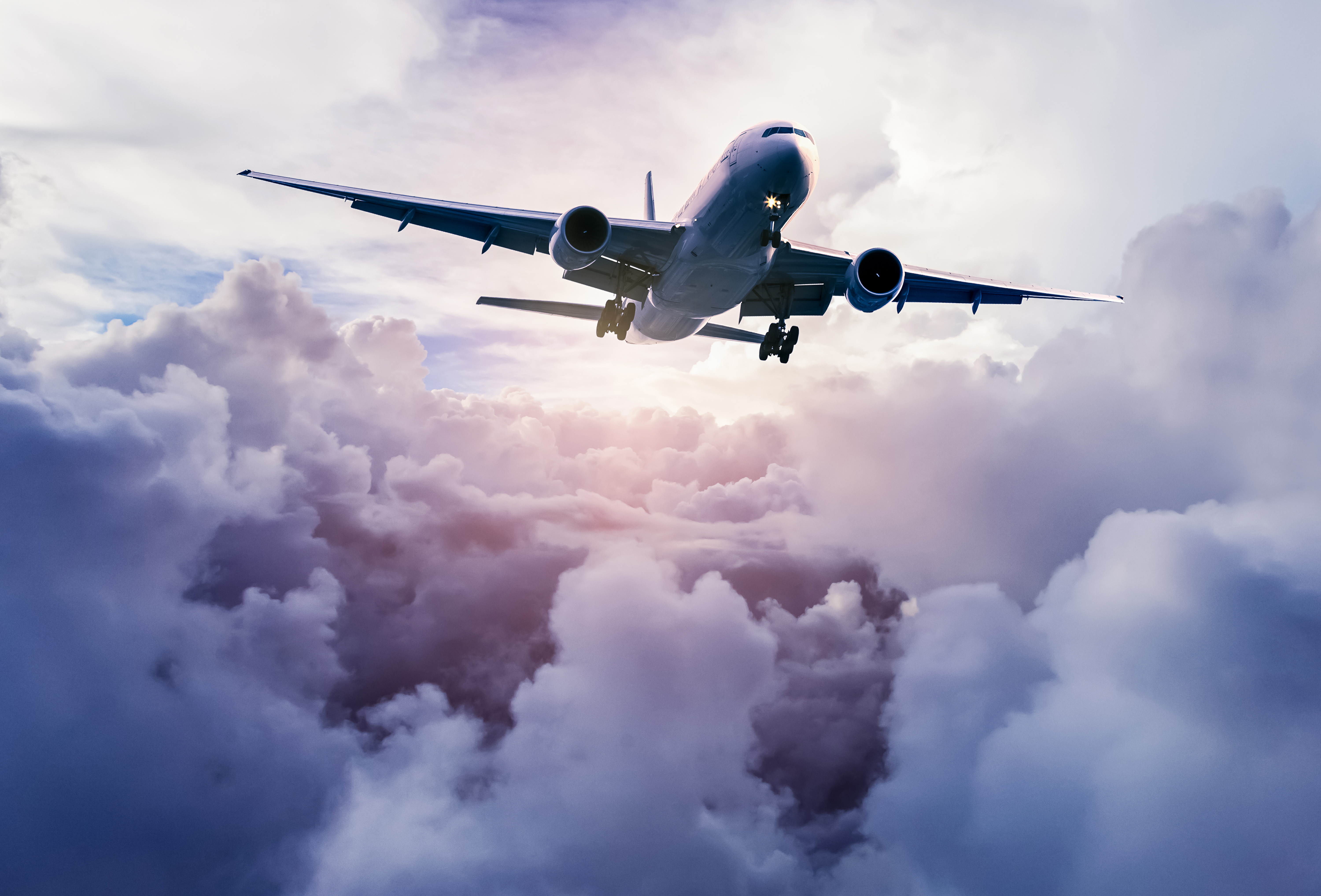 Пассажирский самолет в небе фото