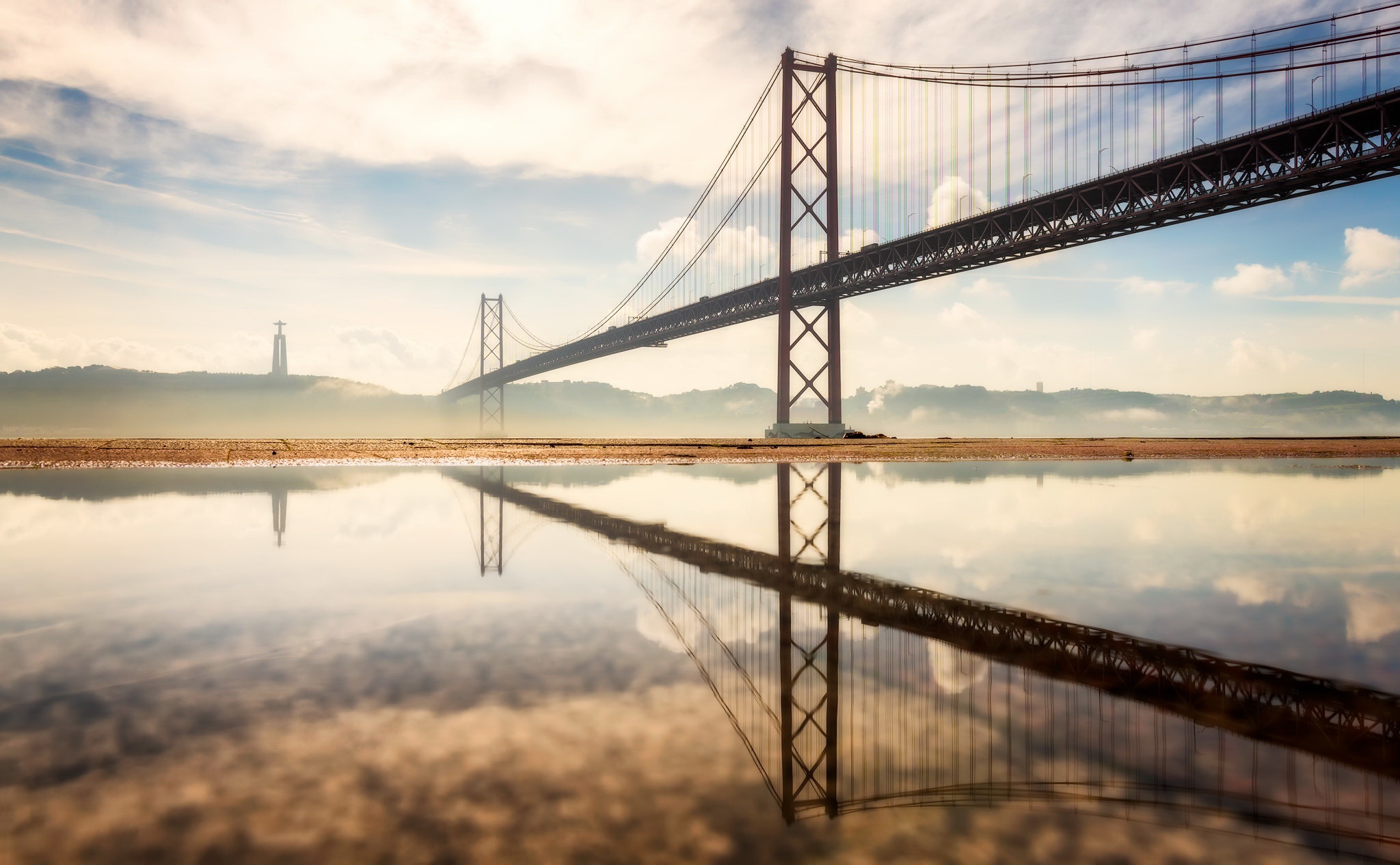 Скачать картинку Мосты, Отражение, Мост, Португалия, Сделано Человеком, Мост 25 Апреля в телефон бесплатно.