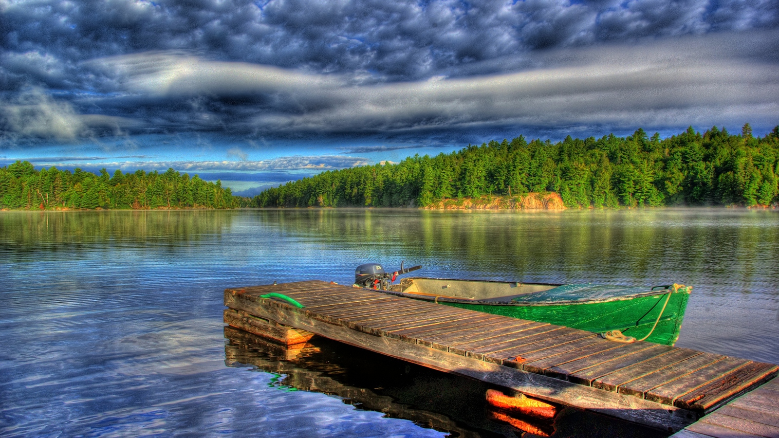 Озеро с лодкой картинка