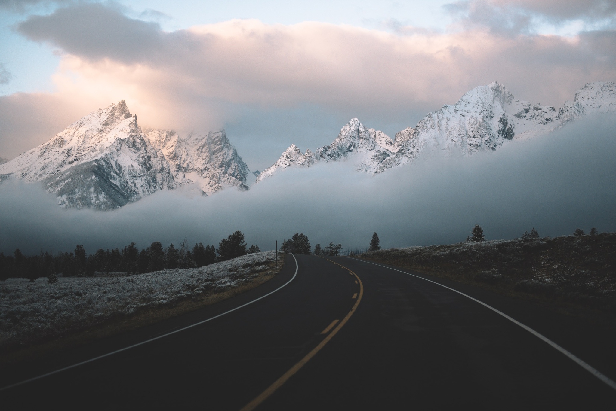 Дорога в горах облака