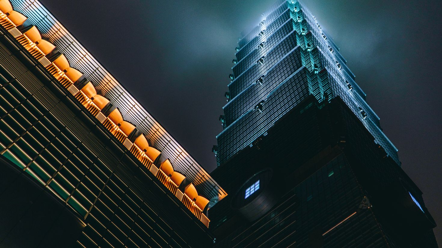 Буквы снизу вверх. Дубай небоскребы вид снизу. Здание ночью. Красивые высотные здания. Архитектура небоскребов.