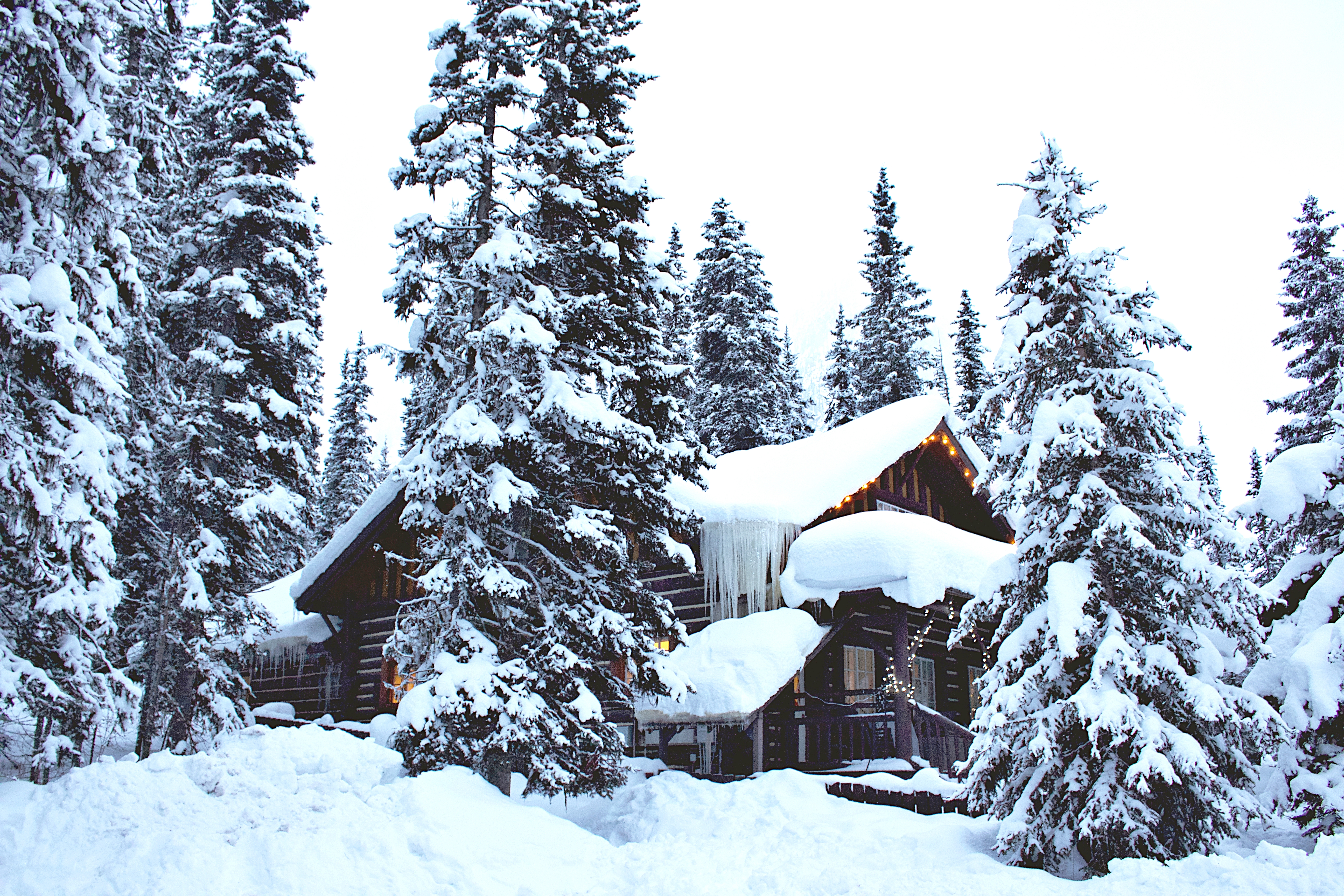 Handy-Wallpaper Schnee, Haus, Natur, Winter, Wald kostenlos herunterladen.