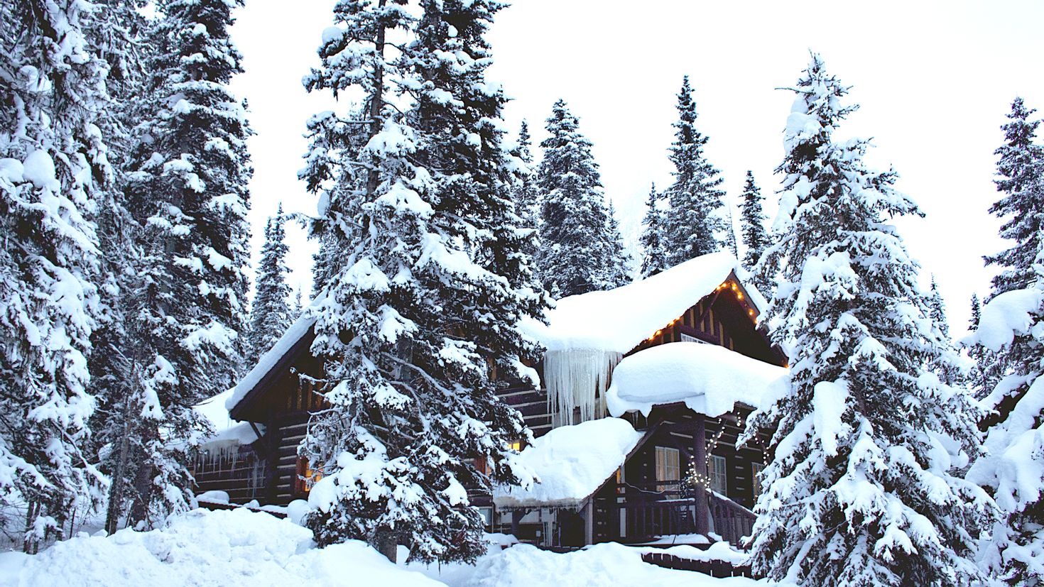 Снегом укрыты дома. Домик в зимнем лесу. Заснеженный домик. Заснеженный домик в лесу. Дом в заснеженном лесу.