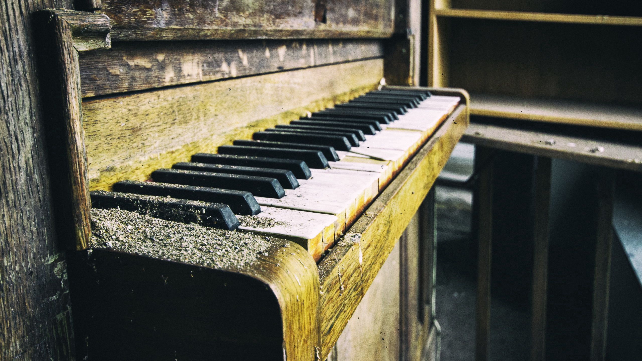114410 скачать обои пианино, клавиши, разное, пыль, старое - заставки и картинки бесплатно