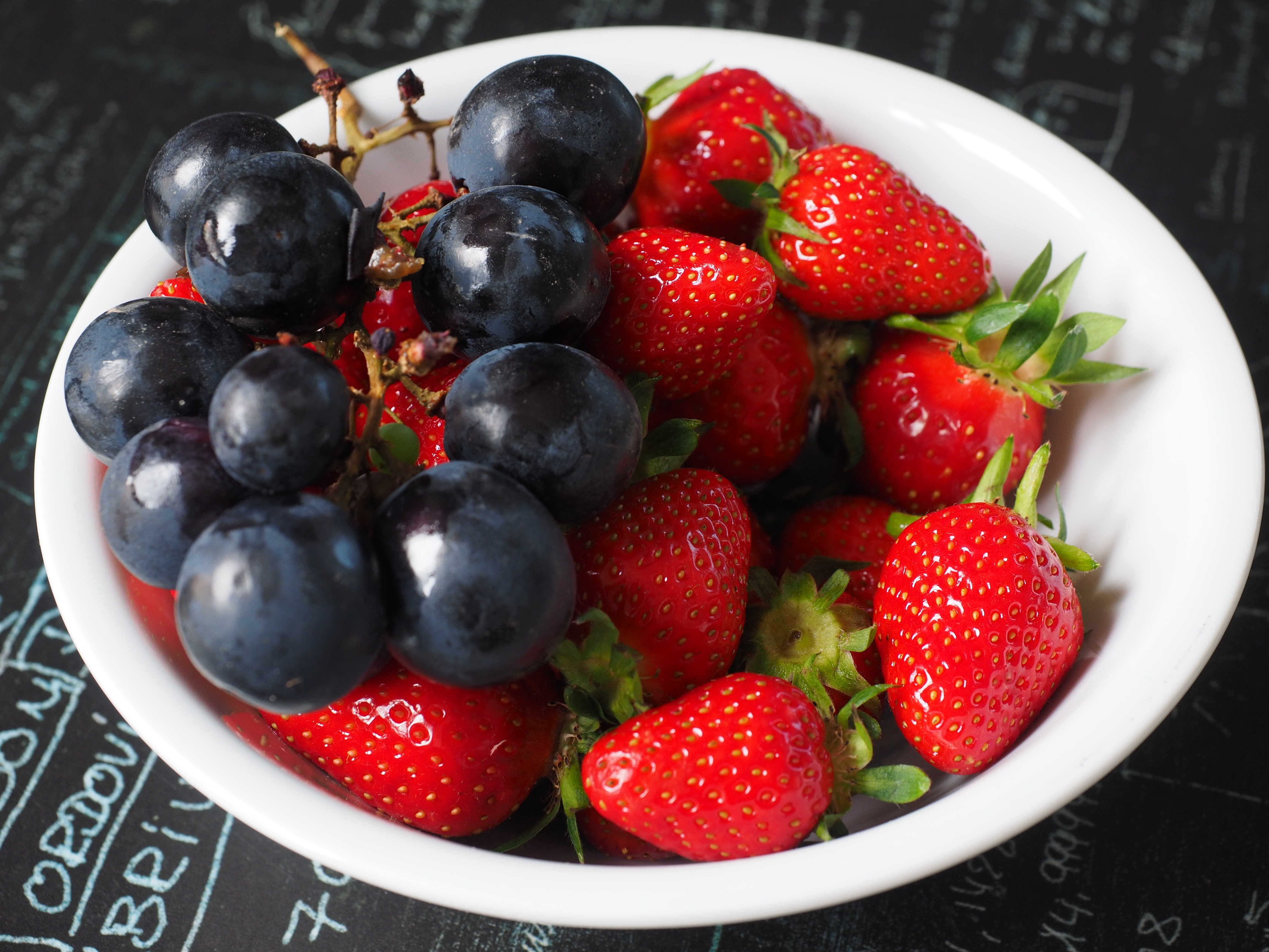 Laden Sie das Lebensmittel, Berries, Teller, Trauben, Erdbeere-Bild kostenlos auf Ihren PC-Desktop herunter