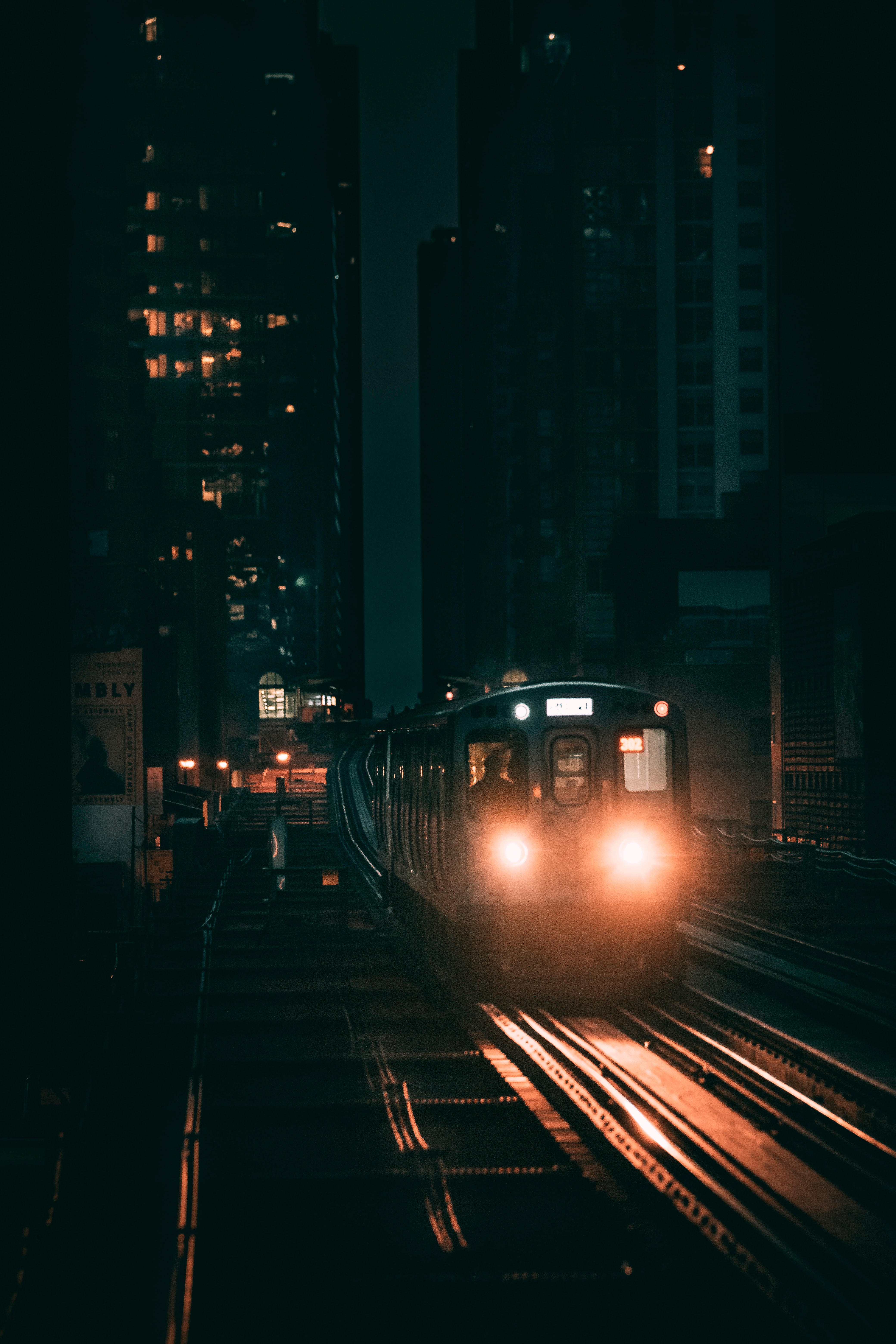 66268 descargar fondo de pantalla ciudades, las luces, luces, ciudad de noche, ciudad nocturna, ferrocarril, un tren, tren: protectores de pantalla e imágenes gratis