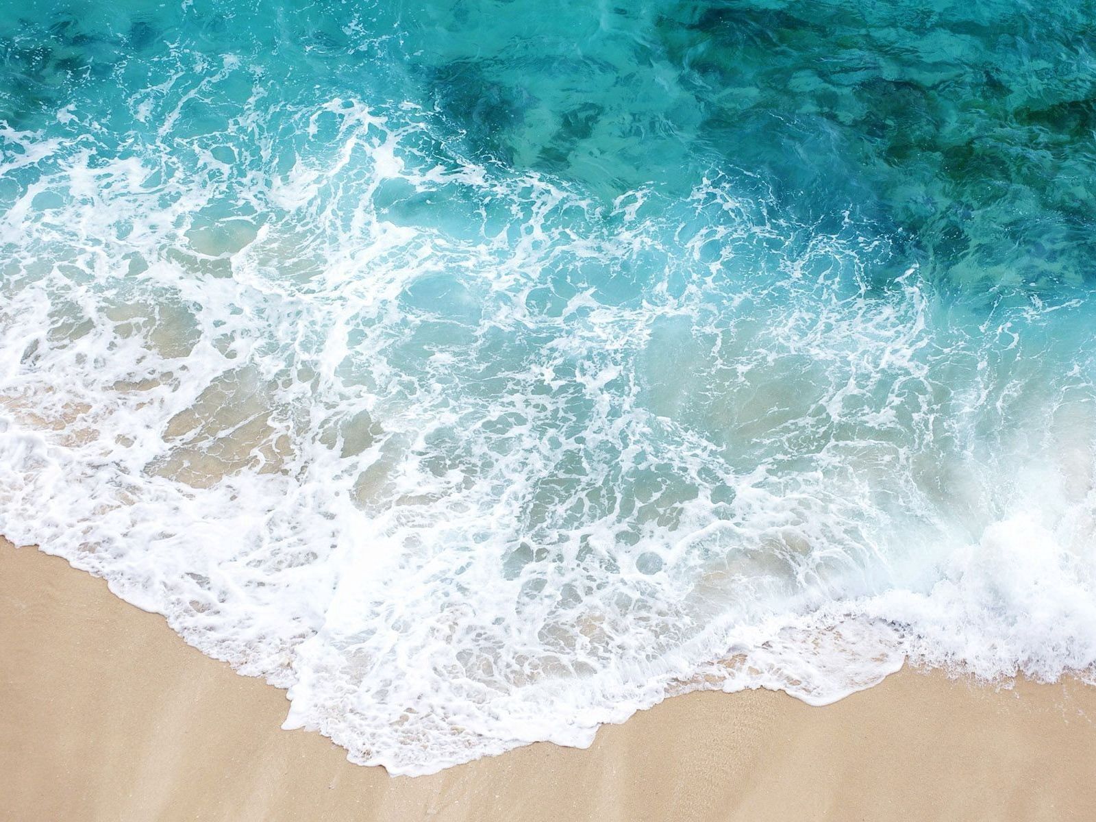 Скачать картинку Голубая, Пена, Берег, Песок, Волна, Море, Природа в телефон бесплатно.