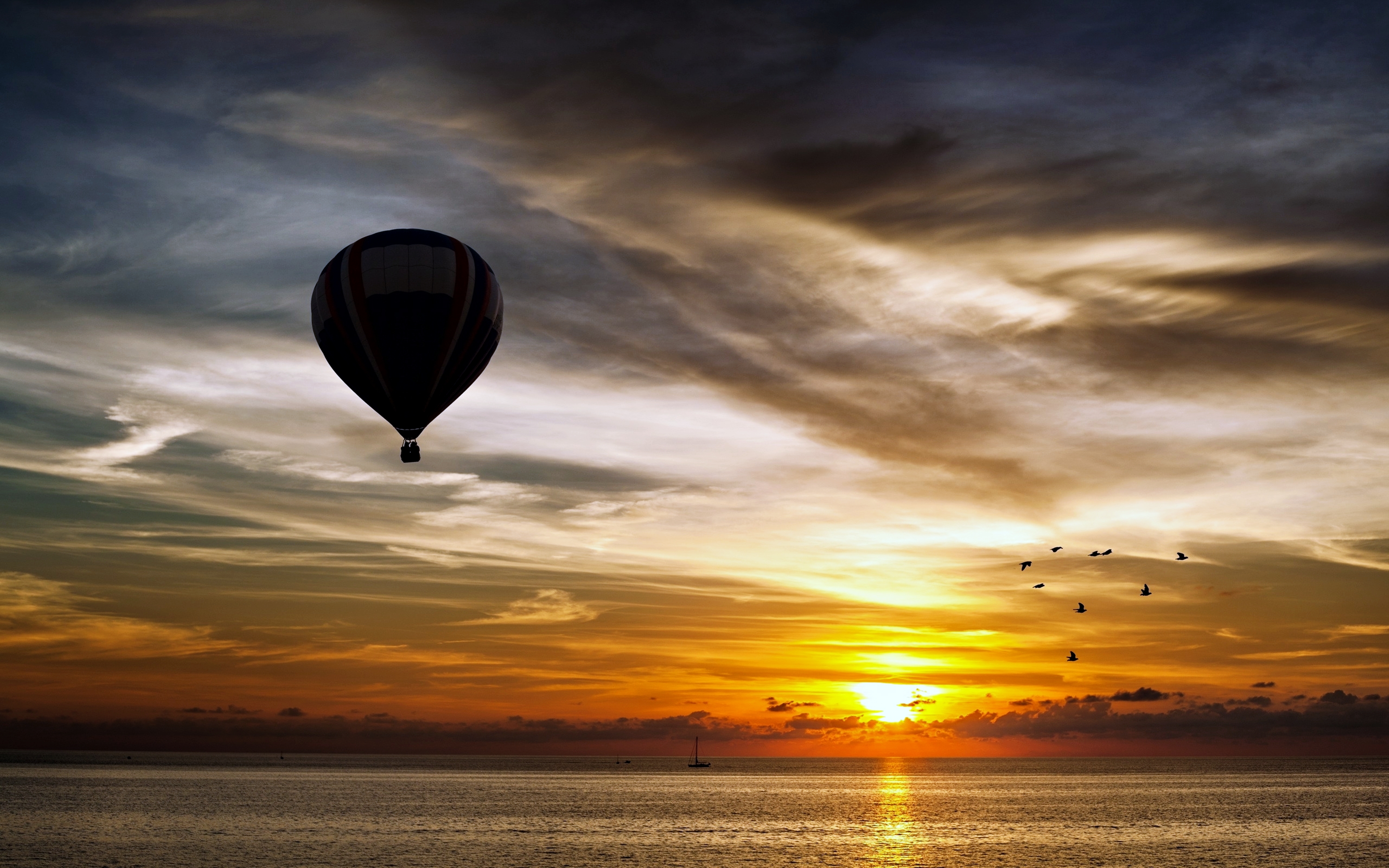 Воздушный шар на море. Воздушный шар в небе на закате. Воздушный шар на закате. Воздушные шары в небе на закате. Воздушные шары на закате.