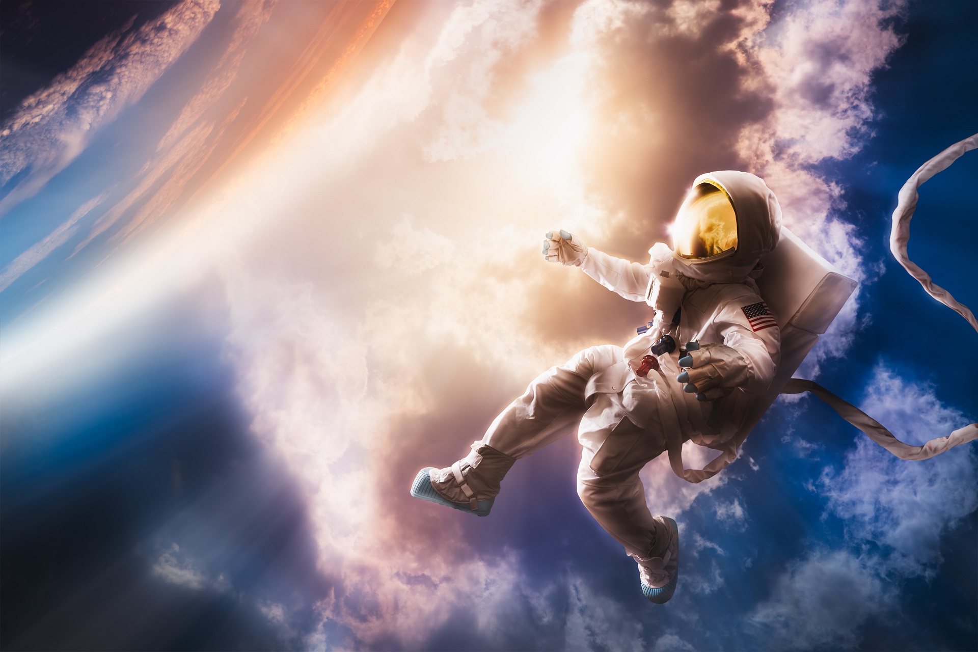 Космонавт парит над землей