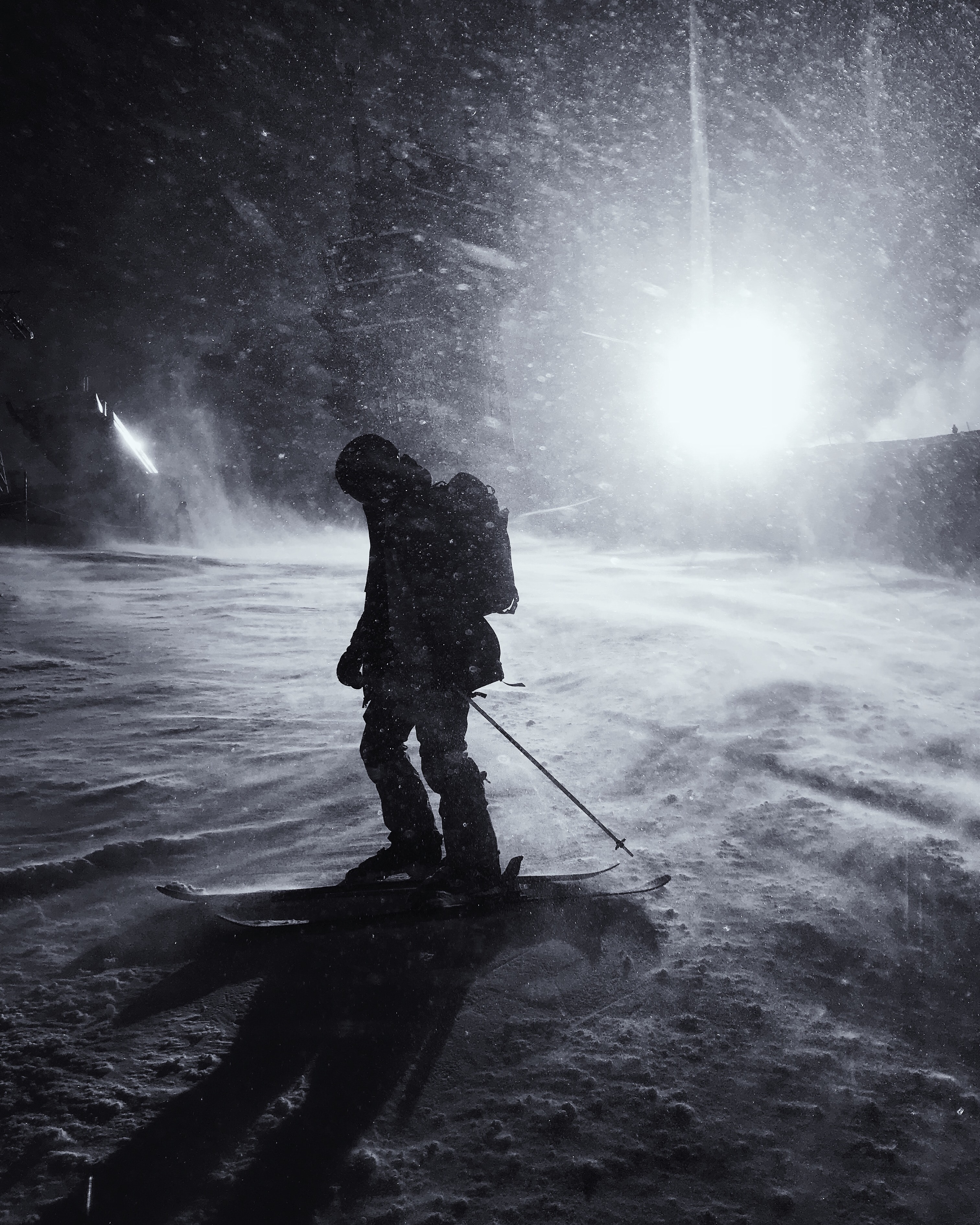 119384 Bild herunterladen sport, übernachtung, schnee, silhouette, skifahrer, skifahren - Hintergrundbilder und Bildschirmschoner kostenlos