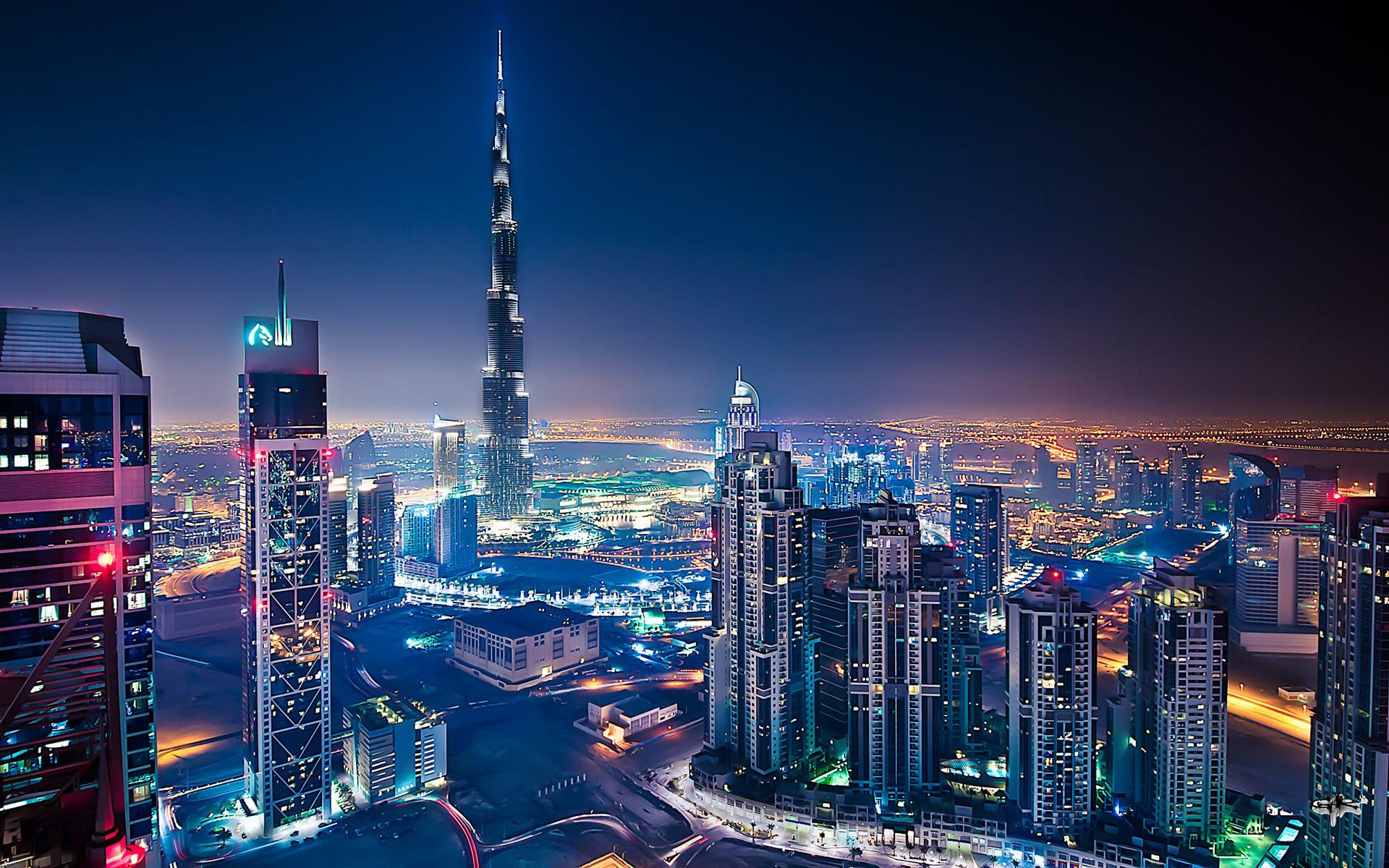 Башня в Дубае ночью