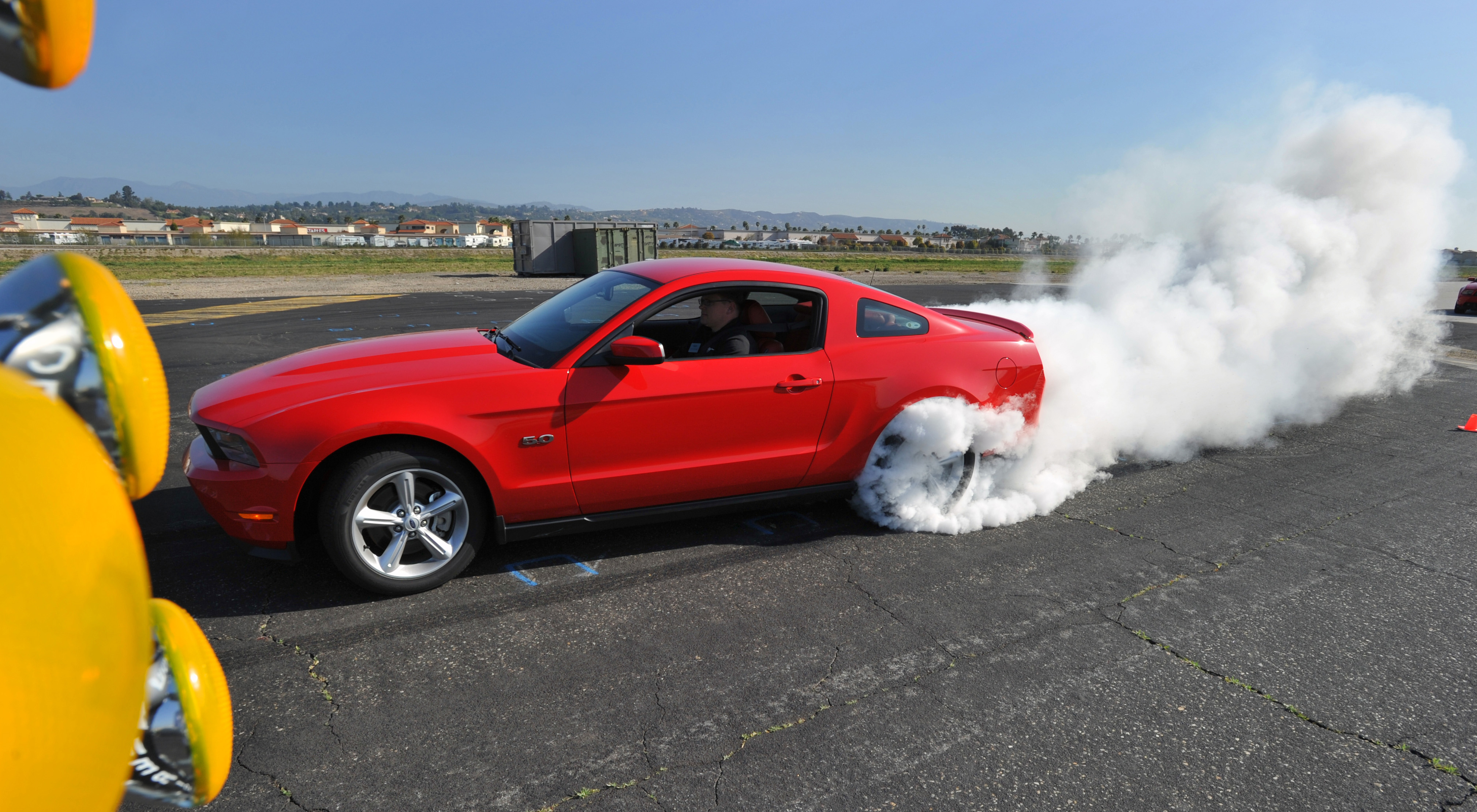 Рев машины. Бернаут Мустанг. Ford Mustang Burnout.