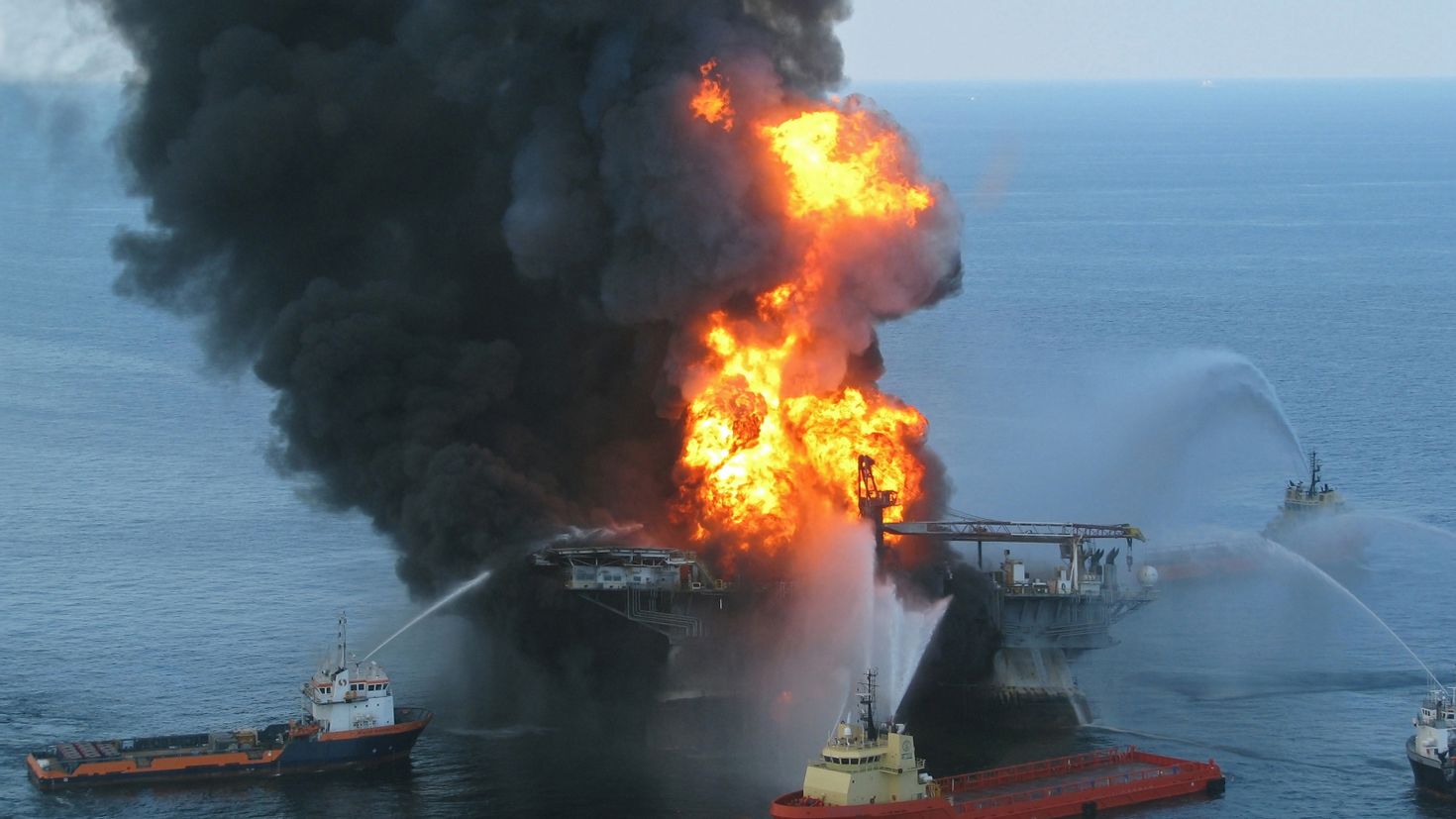 Взрыв буровых. Катастрофа Deepwater Horizon в мексиканском заливе. Взрыв на нефтяной платформе Deepwater Horizon (20 апреля 2010). Взрыв платформы Deepwater Horizon. Глубоководный Горизонт разлив нефти.