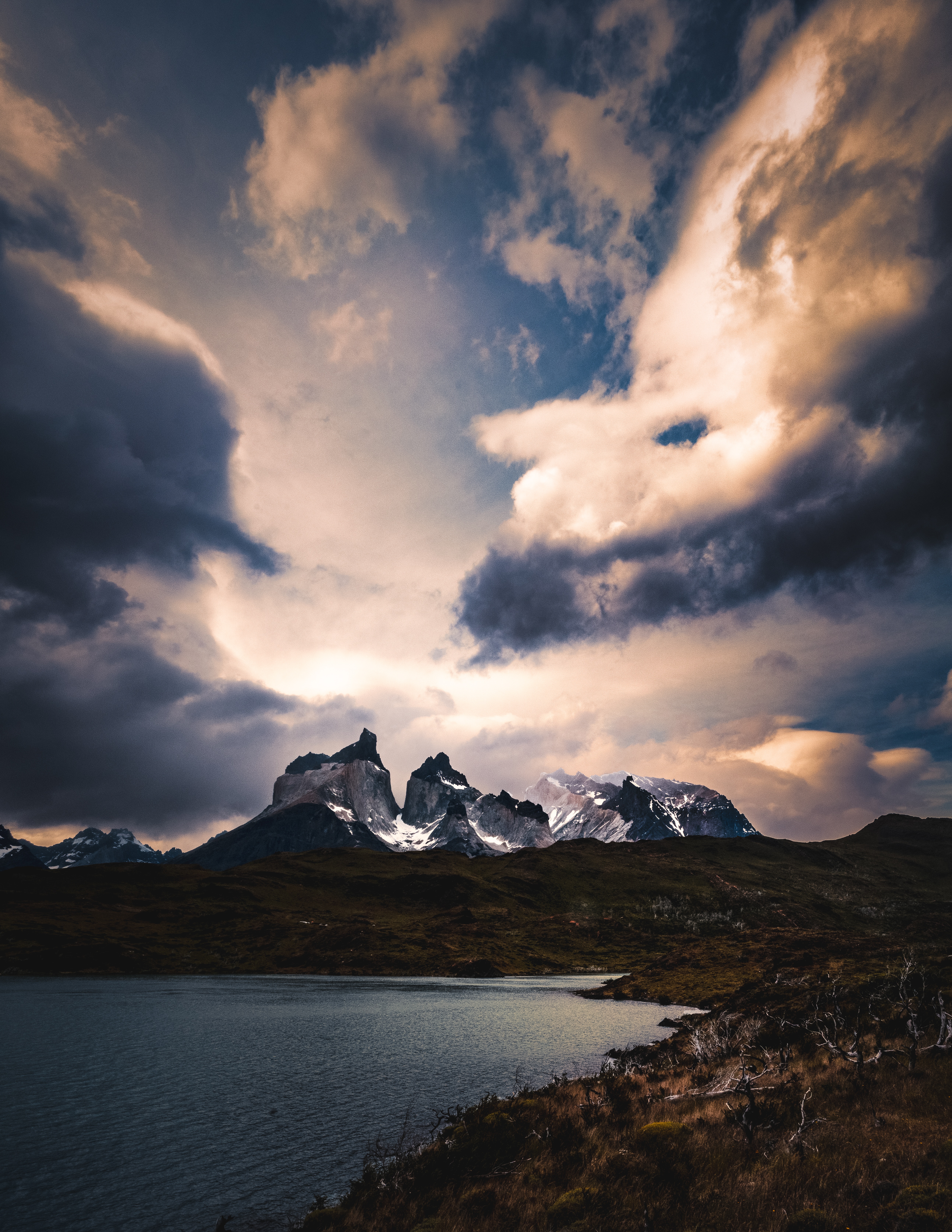 149661 Hintergrundbild herunterladen natur, grass, mountains, clouds, see, dämmerung, twilight, hauptsächlich bewölkt, bedeckt - Bildschirmschoner und Bilder kostenlos