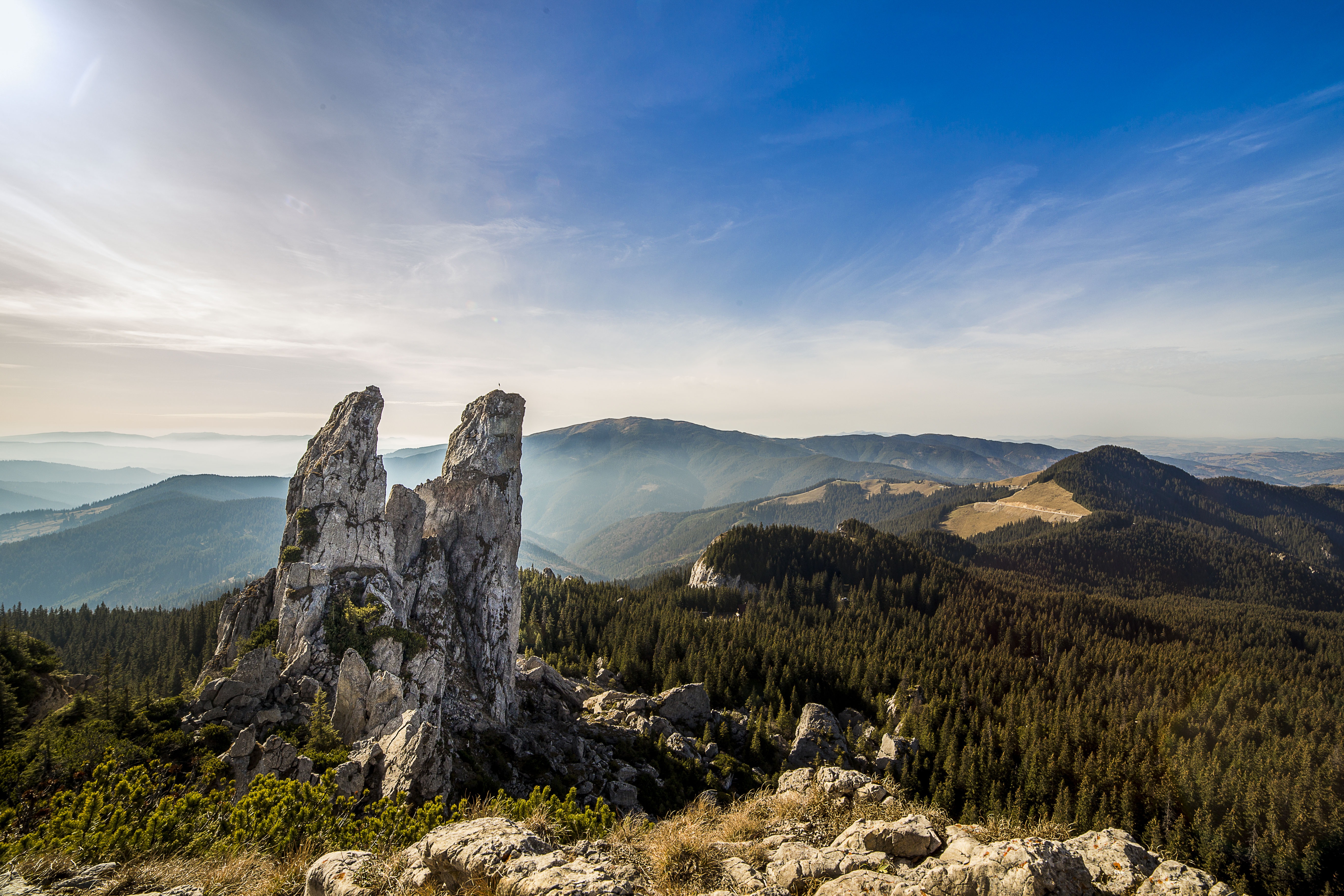 Скачати мобільні шпалери Румунія, Камені, Дерева, Небо, Гори, Природа безкоштовно.