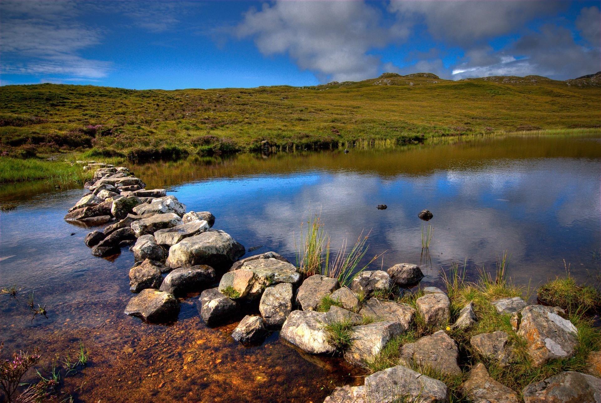 95211 скачать обои озеро, шотландия, природа, камни, тропа, переправа - заставки и картинки бесплатно